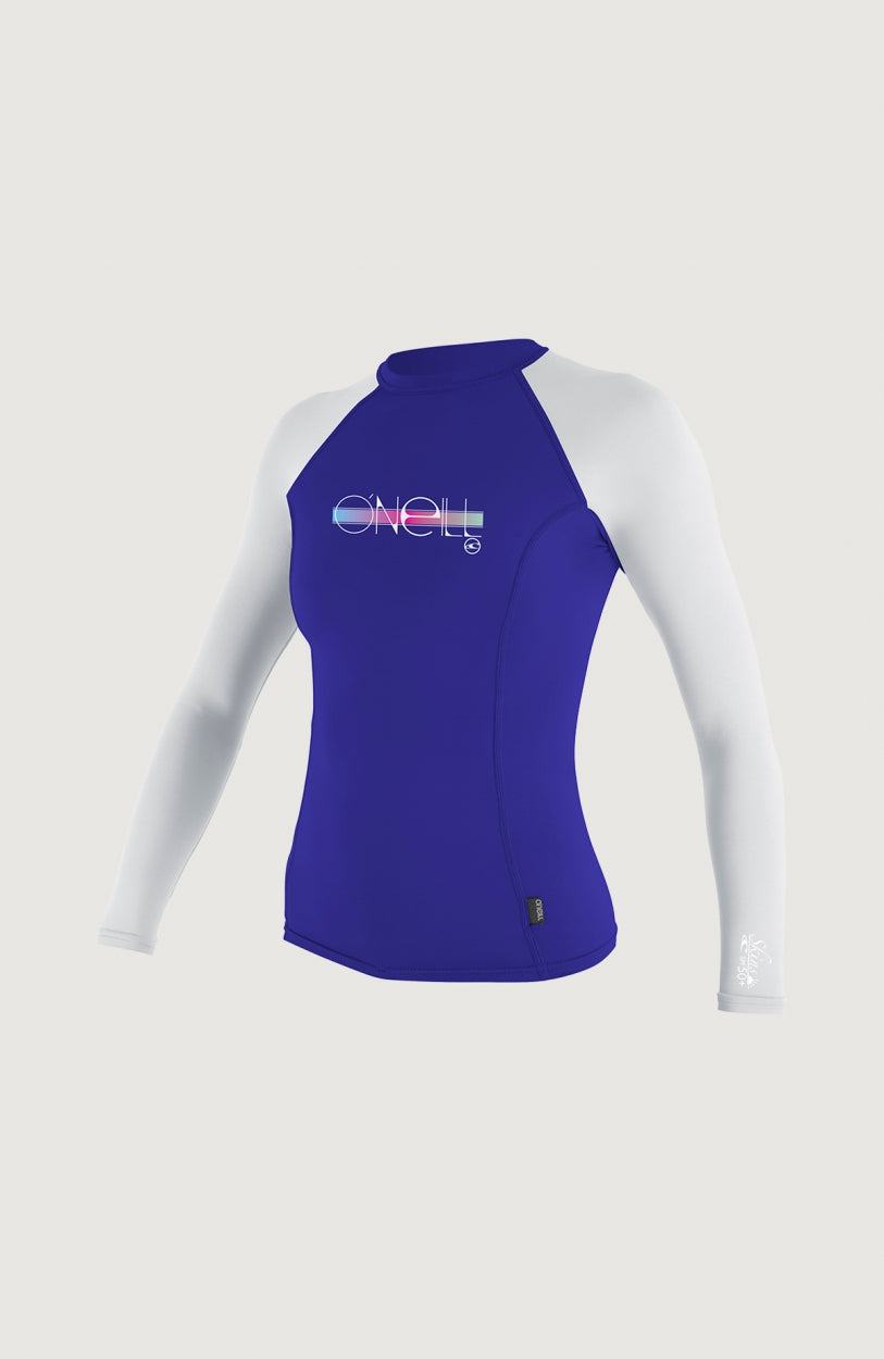 O'Neill Skins Long Sleeve Crew Schwimmshirt für Mädchen, blau mit Logo-Print in Weiß, freigestellt von vorne
