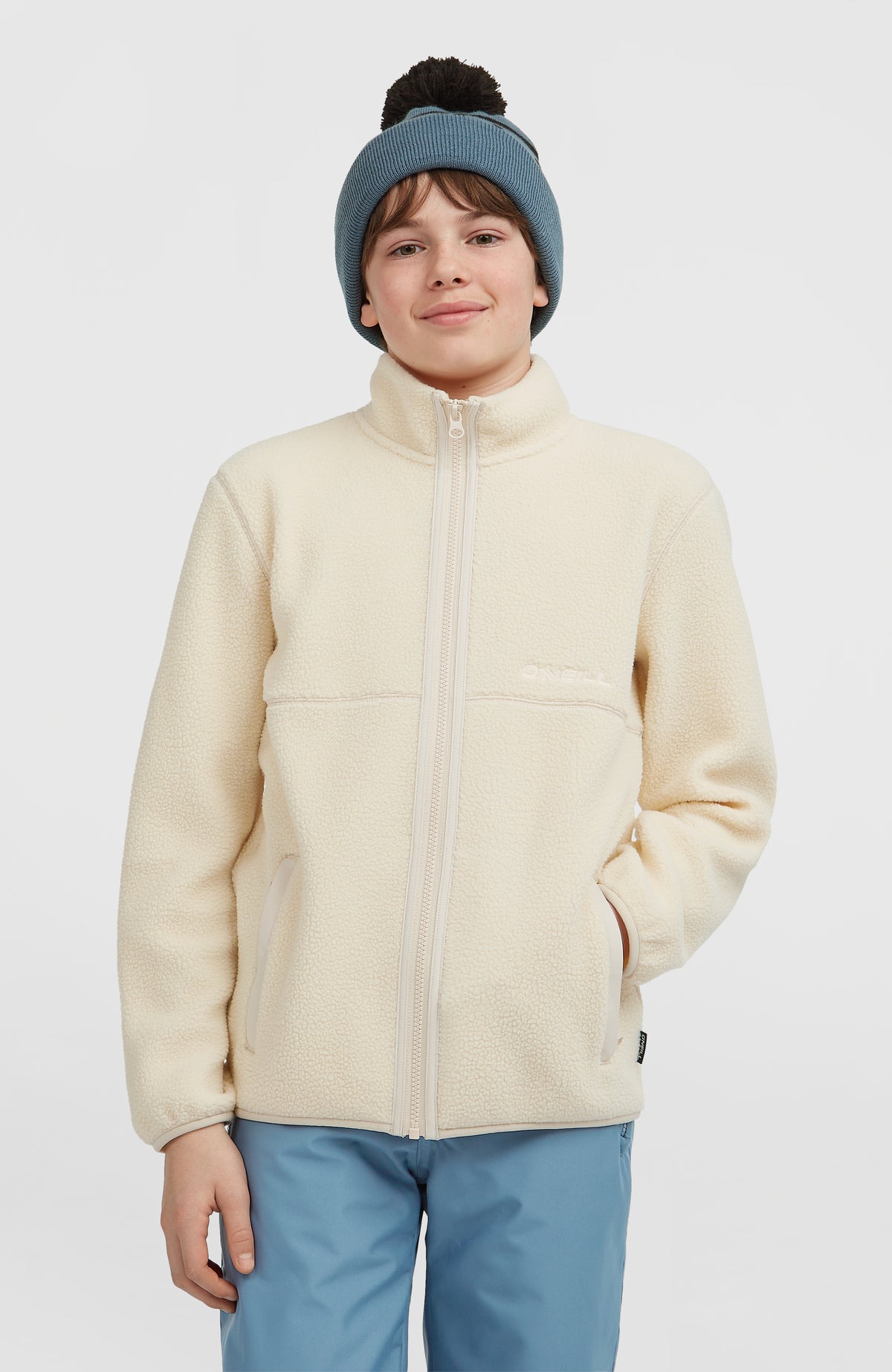 O'Neill Flauschige Fleecejacke mit Reißverschluss für Jungen, beige, Vorderansicht am Model mit Stehkragen