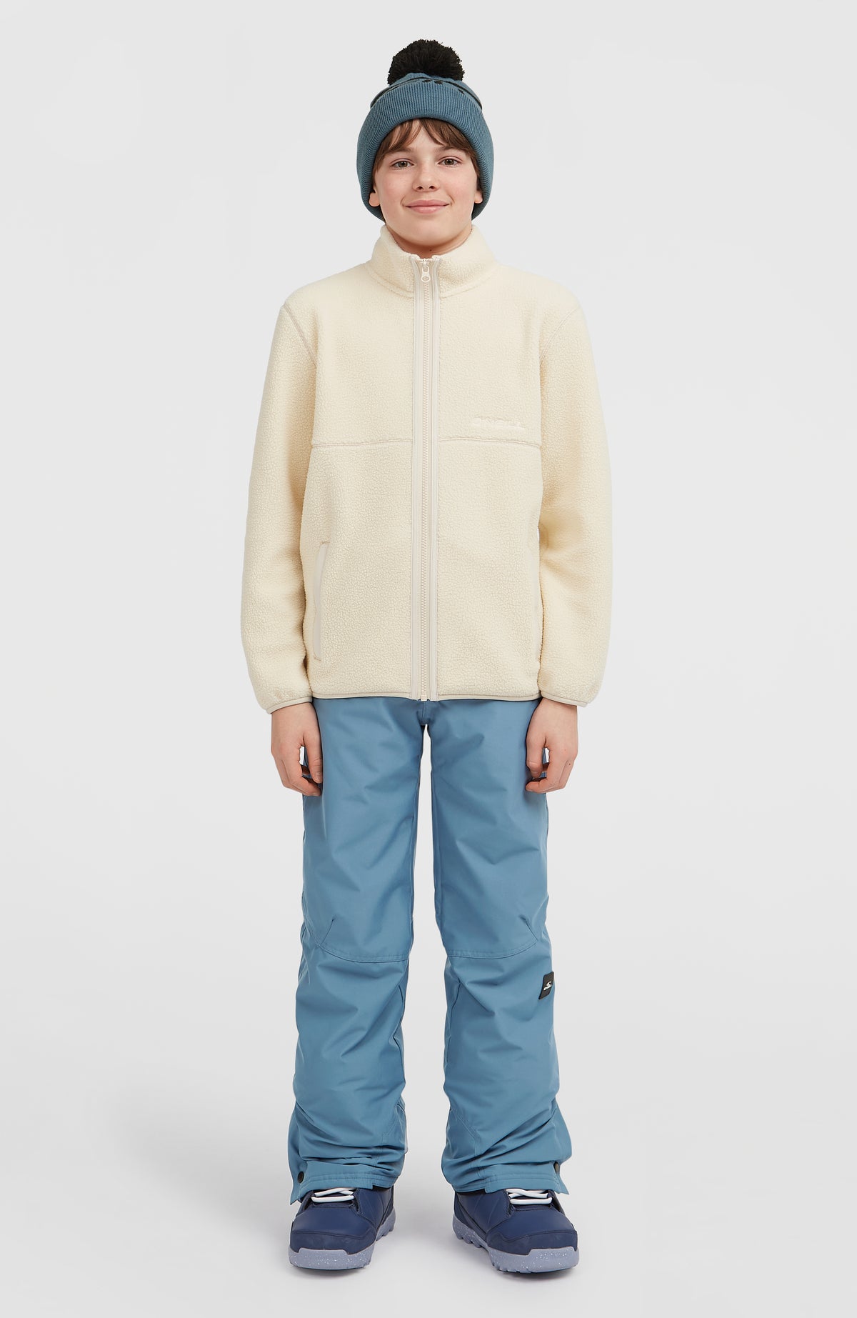 Flauschige Fleecejacke für Jungen, beige, Ganzkörperansicht am Model mit geradem Saum und Stehkragen