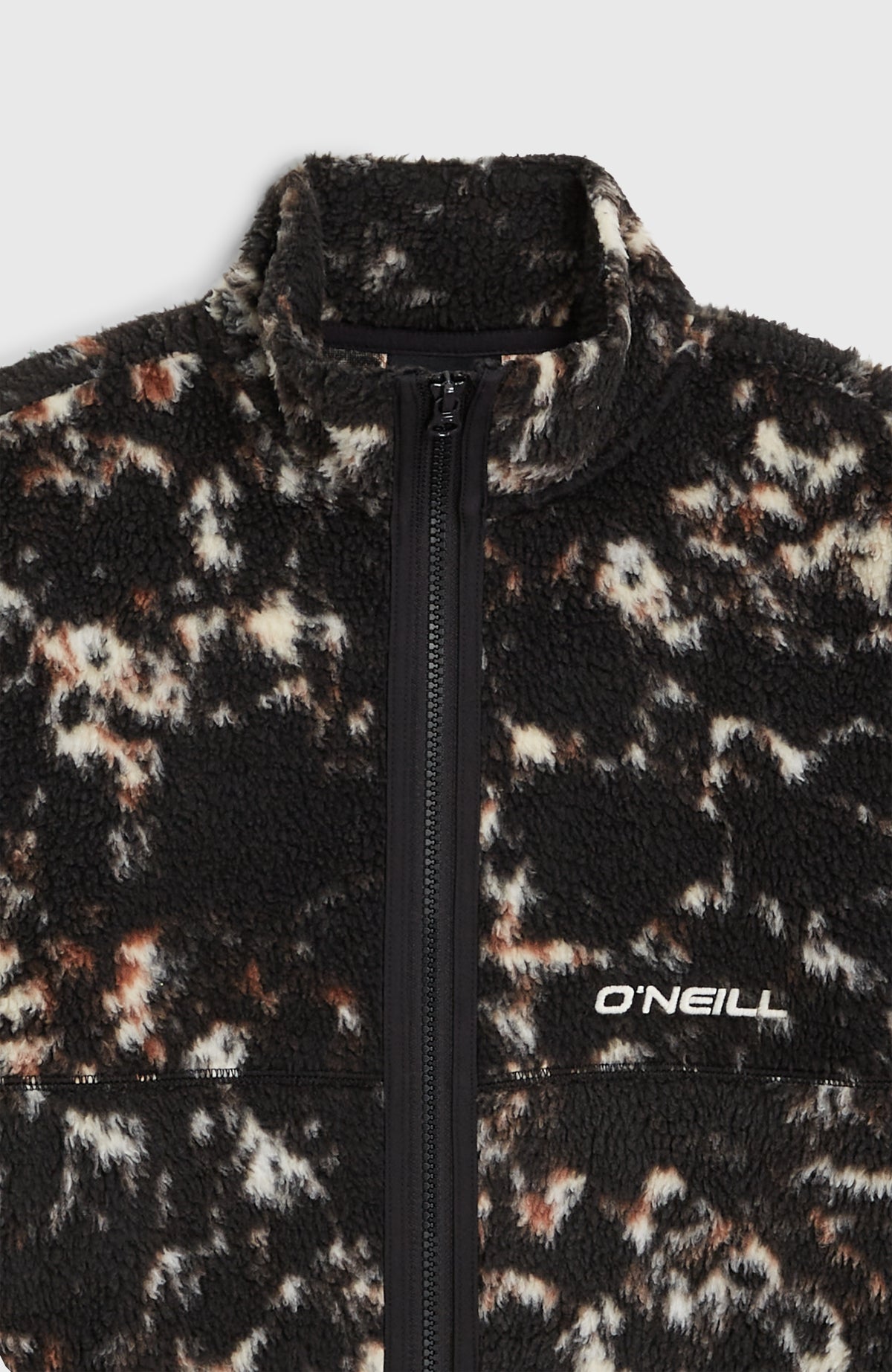Schwarze Flauschige Fleecejacke mit Allover-Muster in Beige, Nahaufnahme von Stehkragen und gesticktem Logo