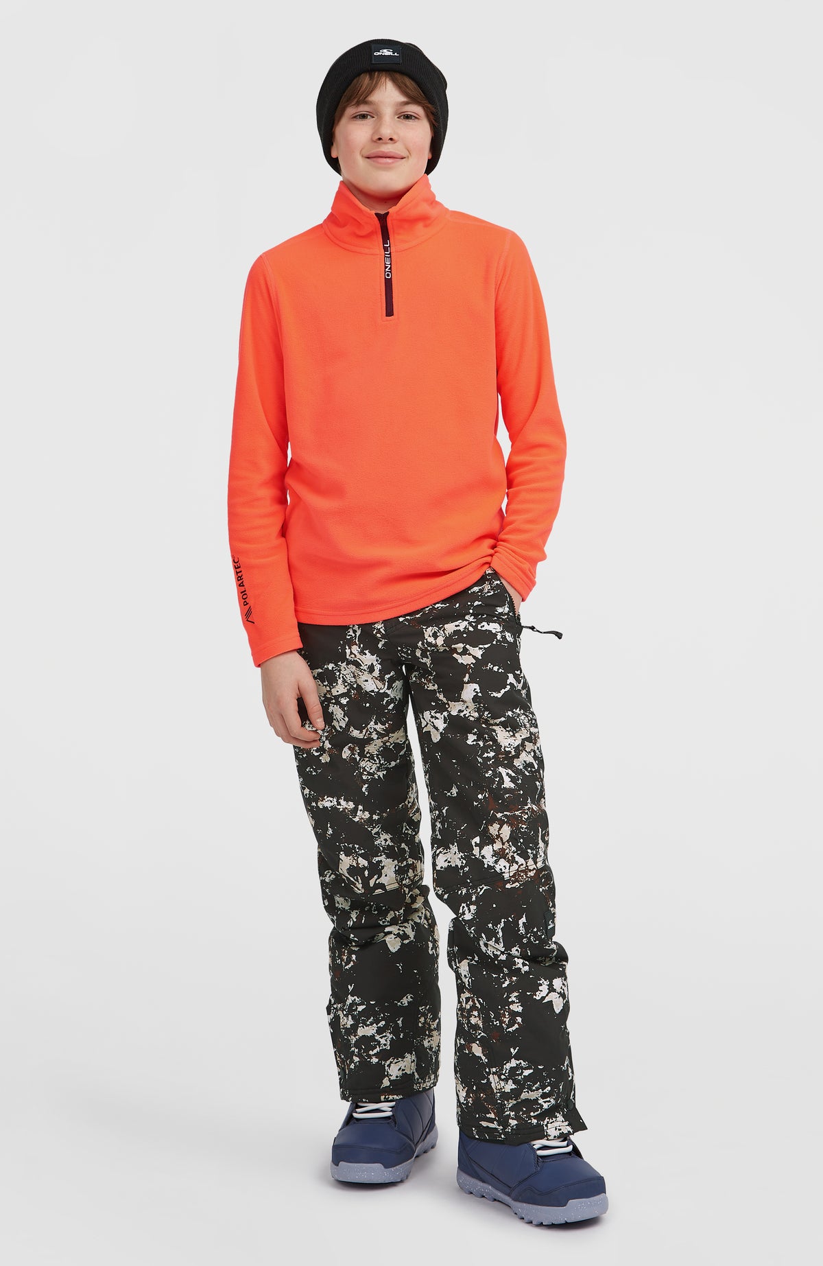 FWC'Cruz Jack's Fleecepullover für Jungen, rot, Ganzkörperansicht von vorne getragen am Model