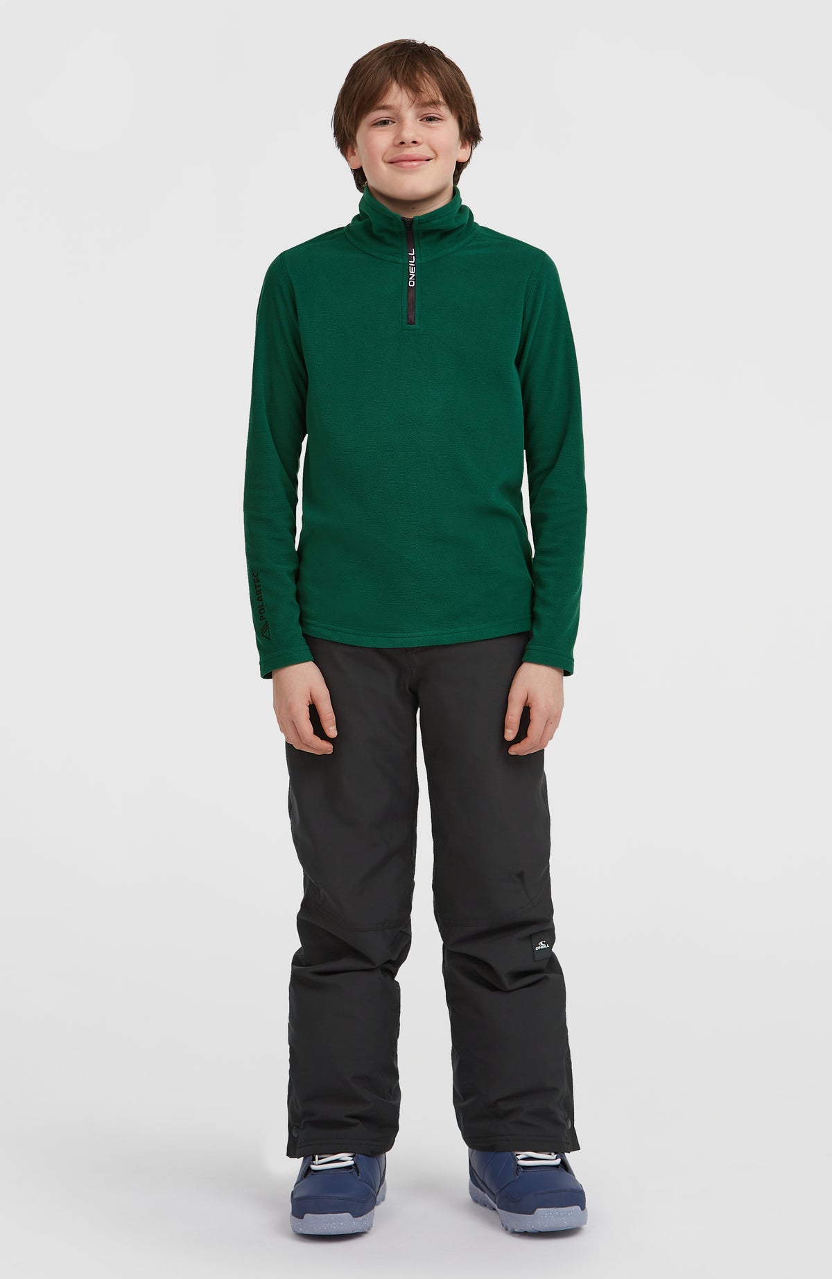 FWC'Cruz Jack's Fleecepullover für Jungen, grün, Ganzkörperansicht von vorne getragen am Model