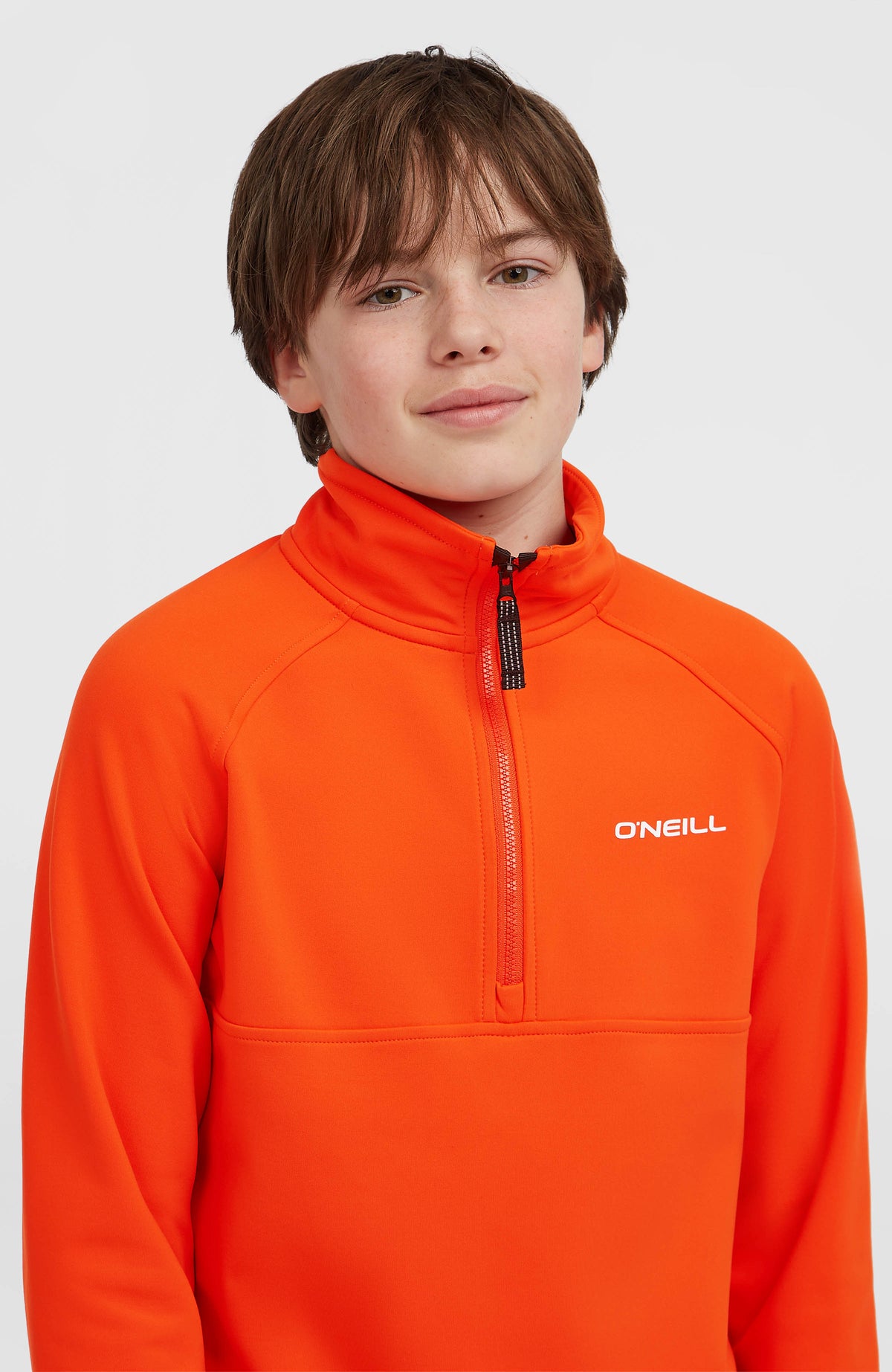 FWC'Cruz Fleecepullover für Jungen, rot, Nahaufnahme am Model mit Fokus auf Stehkragen und Reißverschluss