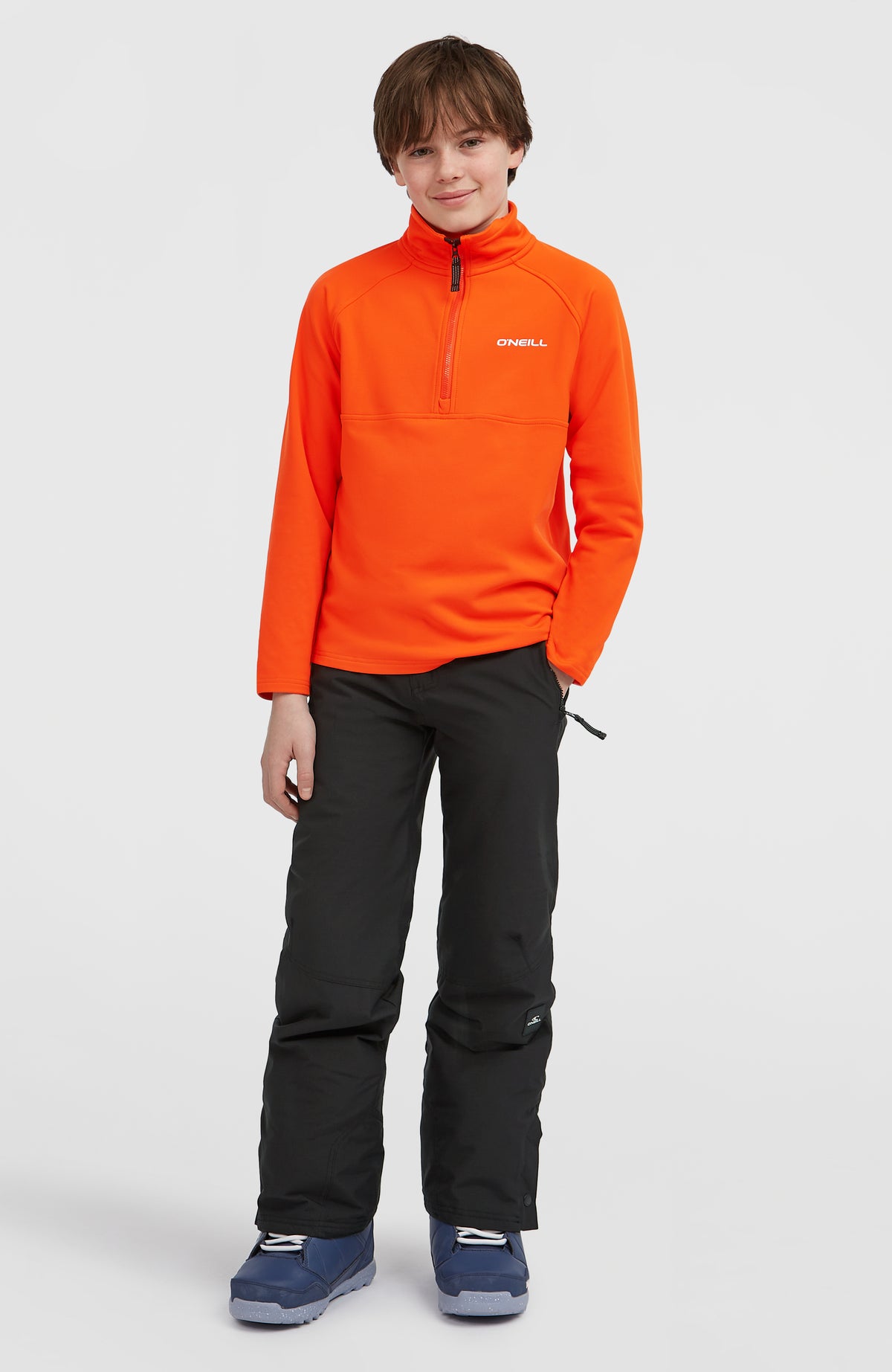 FWC'Cruz Fleecepullover für Jungen, rot, Ganzkörperansicht am Model kombiniert mit schwarzer Hose