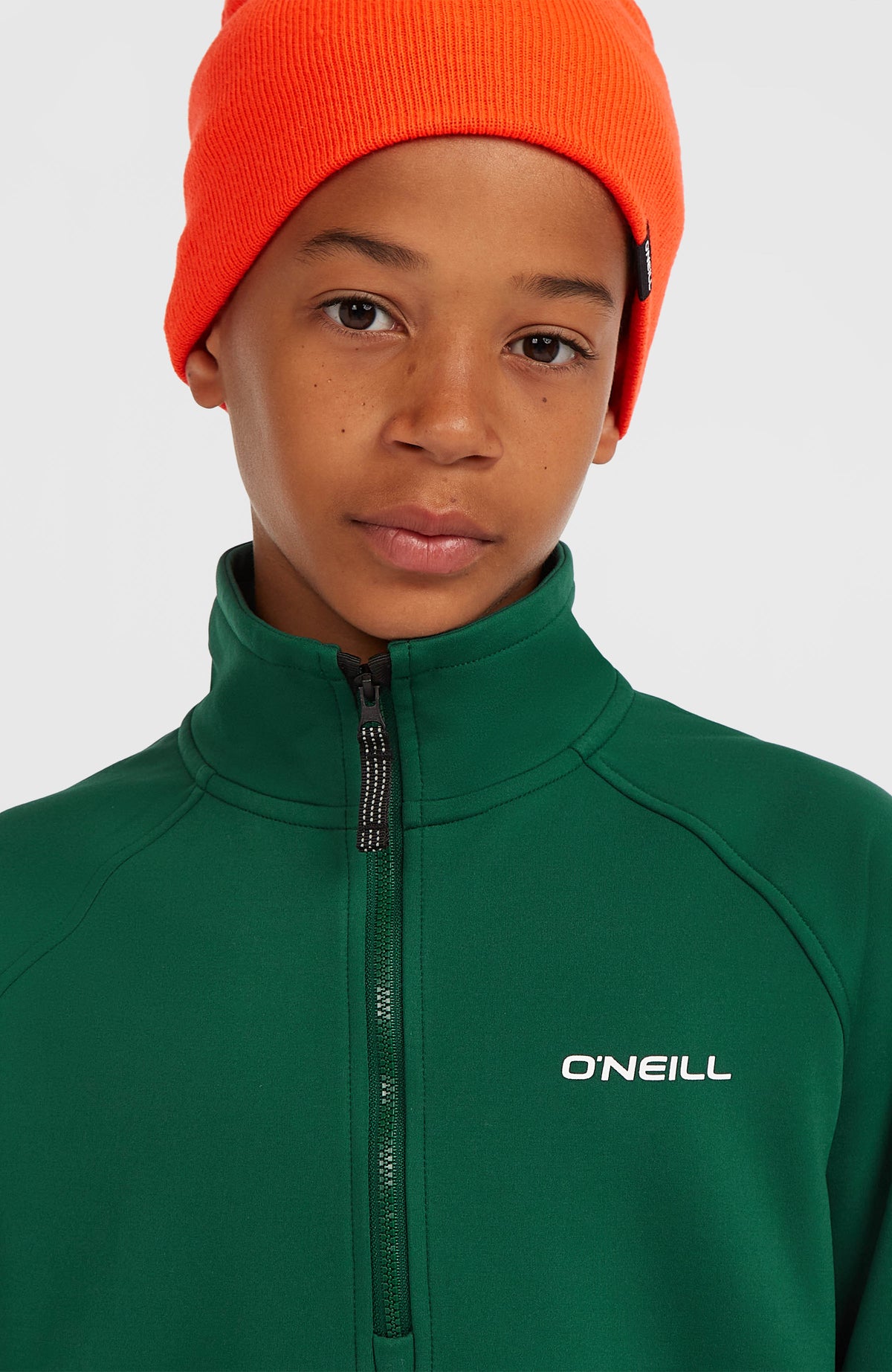 FWC'Cruz Fleecepullover für Jungen, grün, Nahaufnahme von Stehkragen und Reißverschluss, am Model