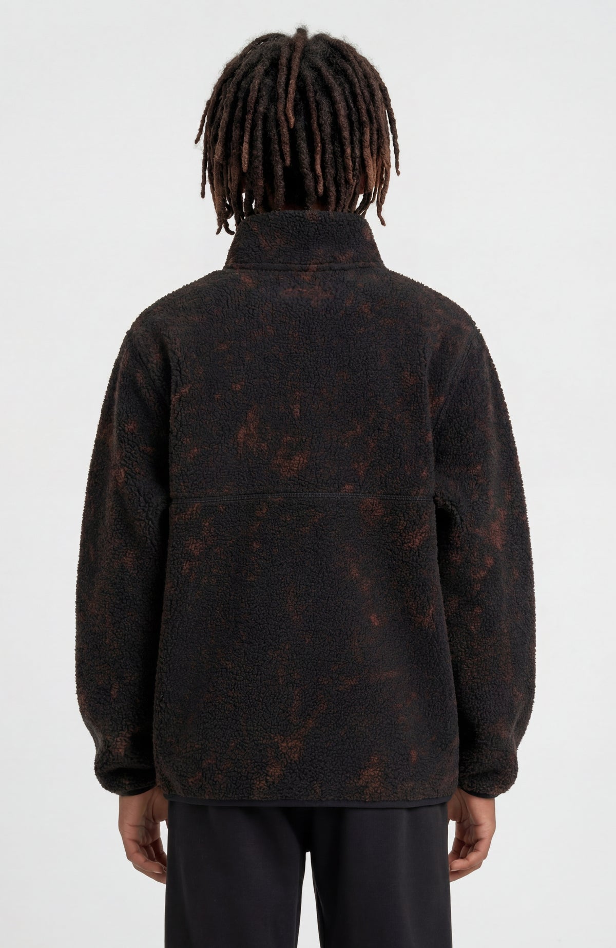 Flauschige Fleecejacke für Jungen, schwarz mit Batikmuster in Orange, Rückansicht am Model