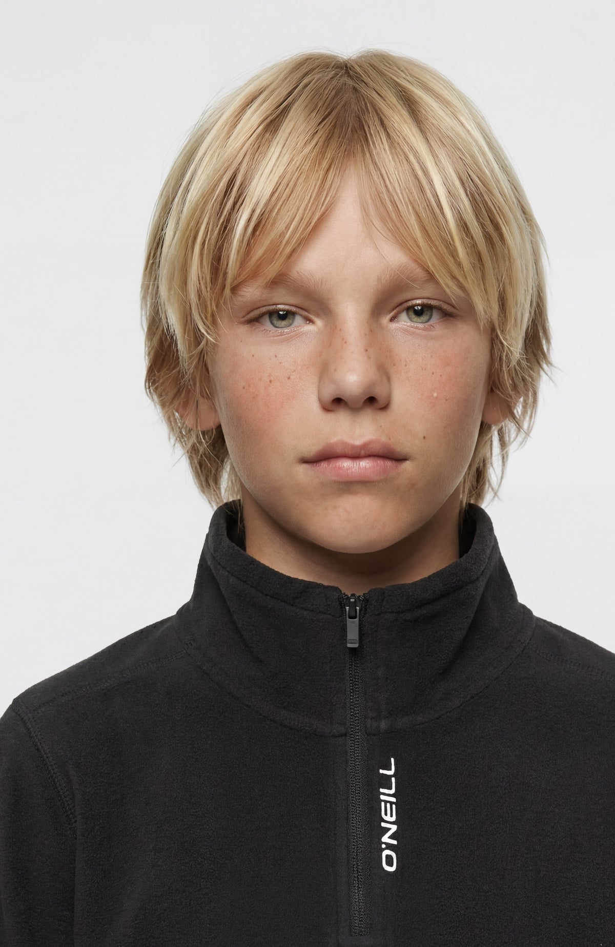 FWC'Cruz Jack's Fleecepullover für Jungen, schwarz, Nahaufnahme von Stehkragen und Reißverschluss am Model