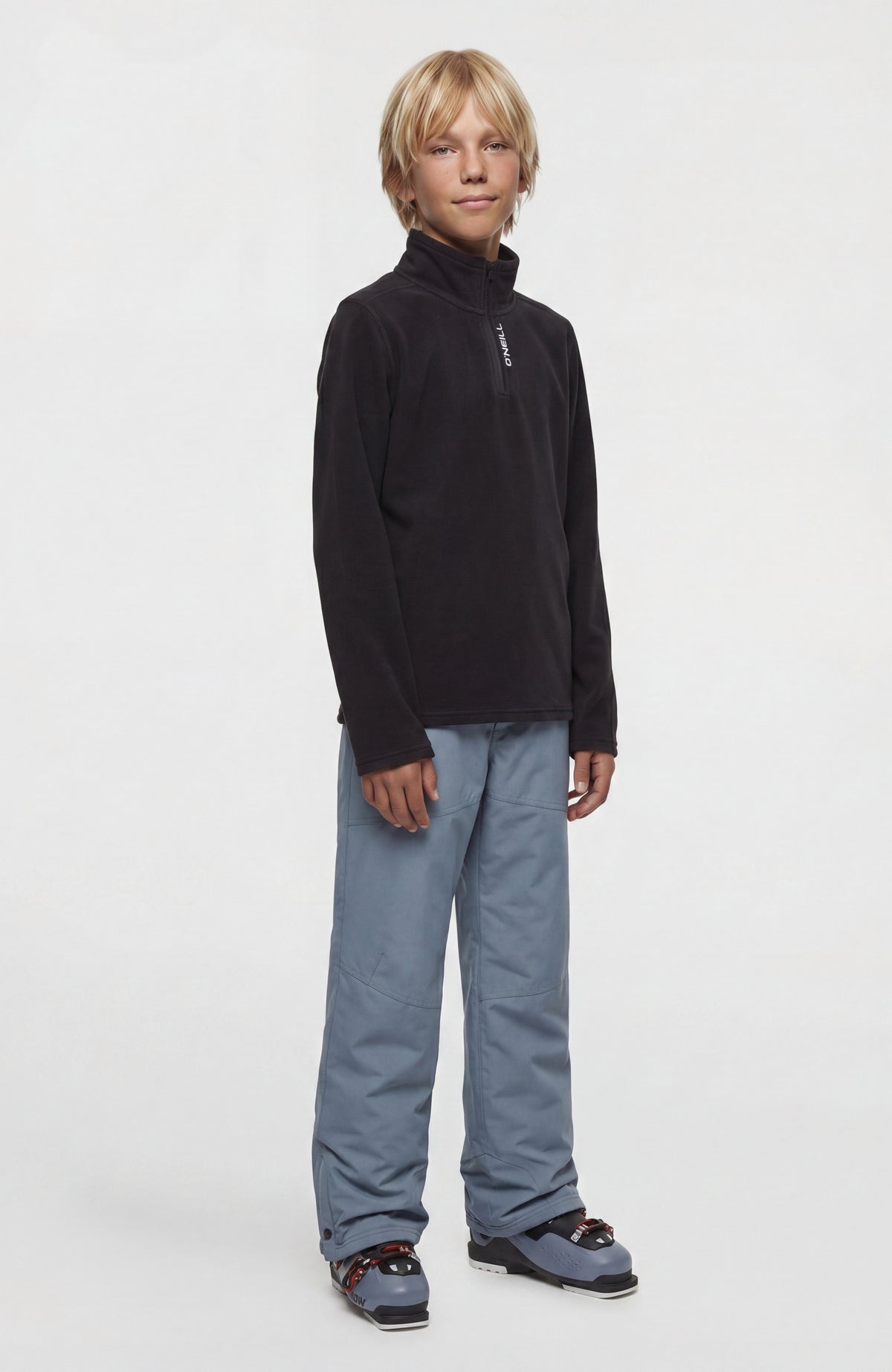 FWC'Cruz Jack's Fleecepullover für Jungen, schwarz, Ganzkörperansicht von vorne am Model