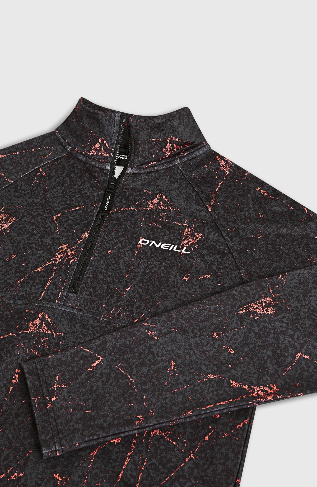 Nahaufnahme von Reißverschluss und Logo-Print des schwarzen FWC'Cruz Printed Fleecepullovers, flach liegend