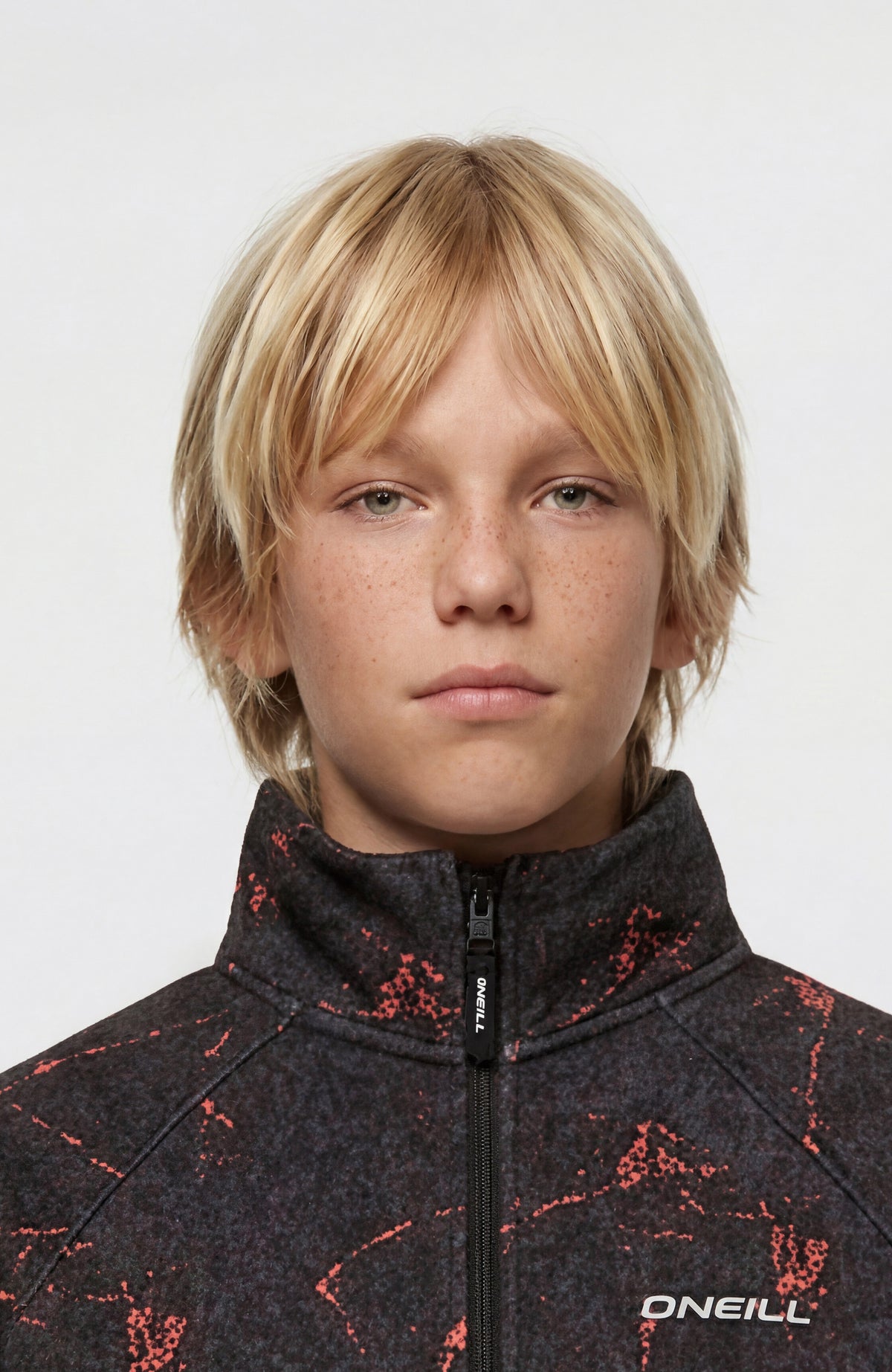 Nahaufnahme von Kragen und Reißverschluss des FWC'Cruz Printed Fleecepullovers, schwarz mit Marmormuster in Orange
