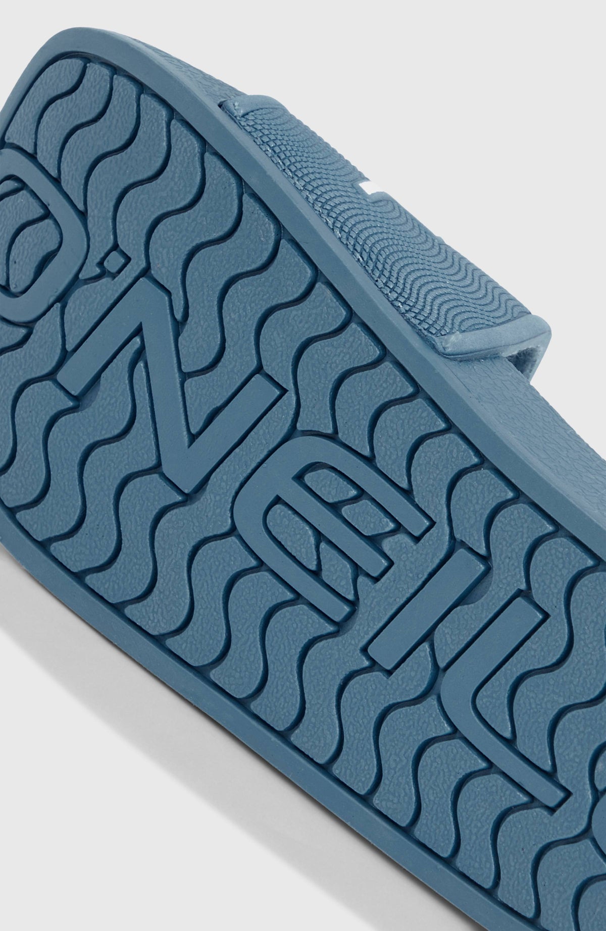 Logo Slides für Jungen, blau, Nahaufnahme der profilierten Laufsohle von unten