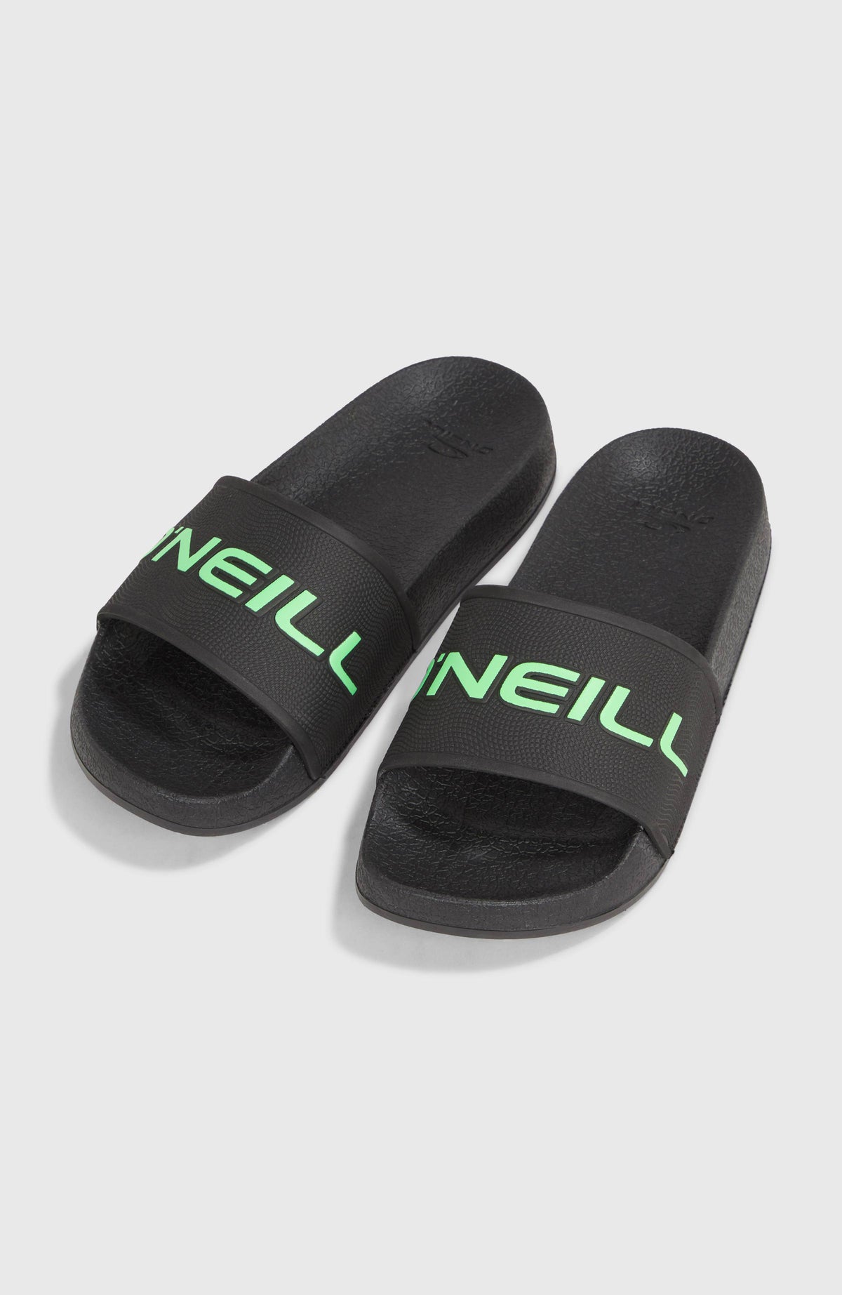 O'Neill Logo Slides für Jungen, schwarz mit Logo-Print in Grün, freigestellt von schräg oben