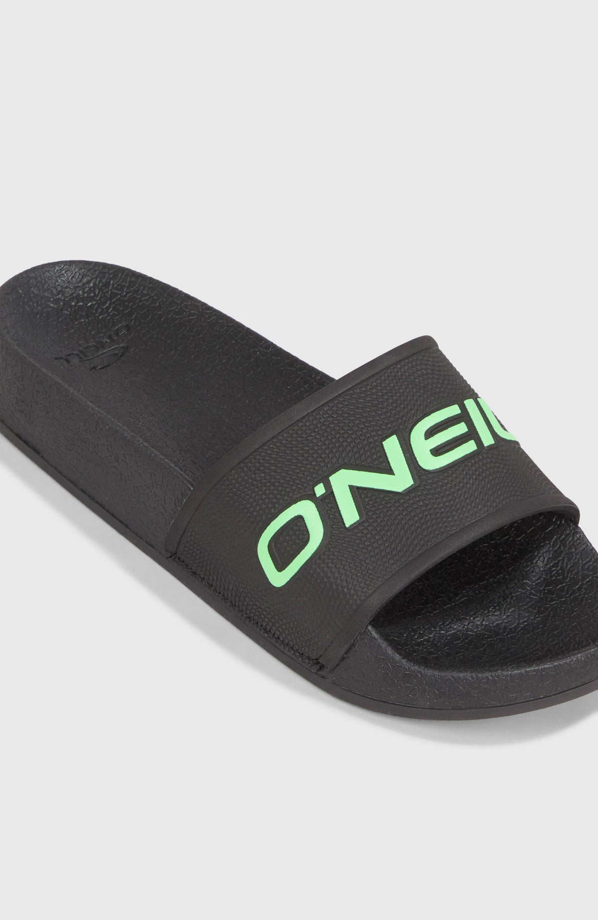 Schwarze Logo Slides für Jungen, Nahaufnahme von Riemen und Fußbett mit Logo-Print in Grün