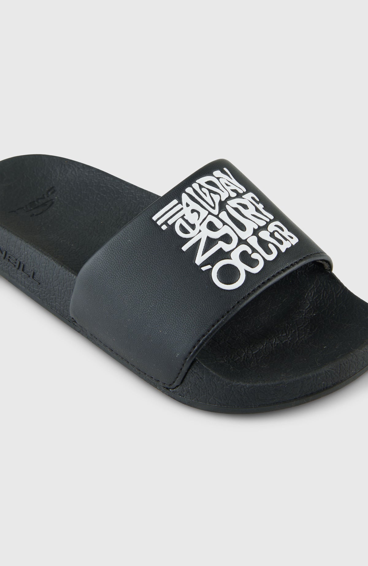 Graphic Slides für Jungen, schwarz mit Grafik-Print in Weiß, Nahaufnahme des Riemens