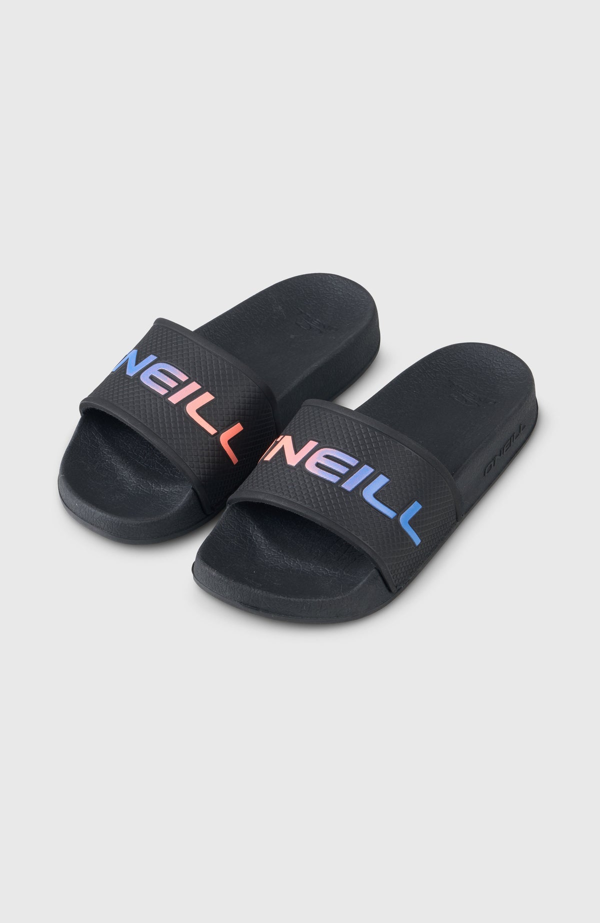 O'Neill Logo Slides für Jungen, schwarz mit Logo-Print in Blau und Orange, freigestellt von schräg oben