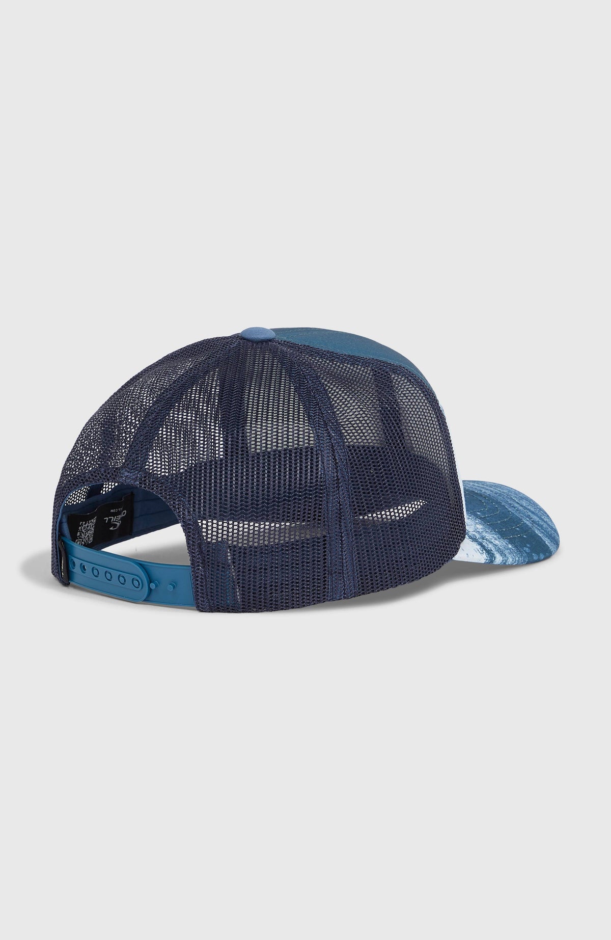 Blaue Flood Trucker Cap für Jungen mit Streifenmuster in Weiß, freigestellt von hinten mit Snapback-Verschluss