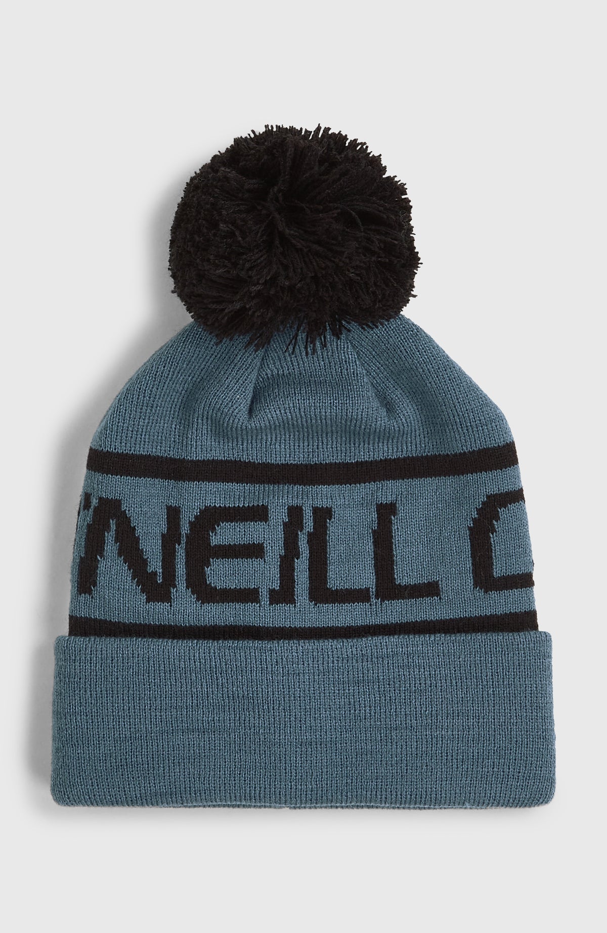 O'Neill Powder Beanie für Jungen, blau mit Logo-Schriftzug in Schwarz, freigestellt von vorne mit Bommel und Umschlag