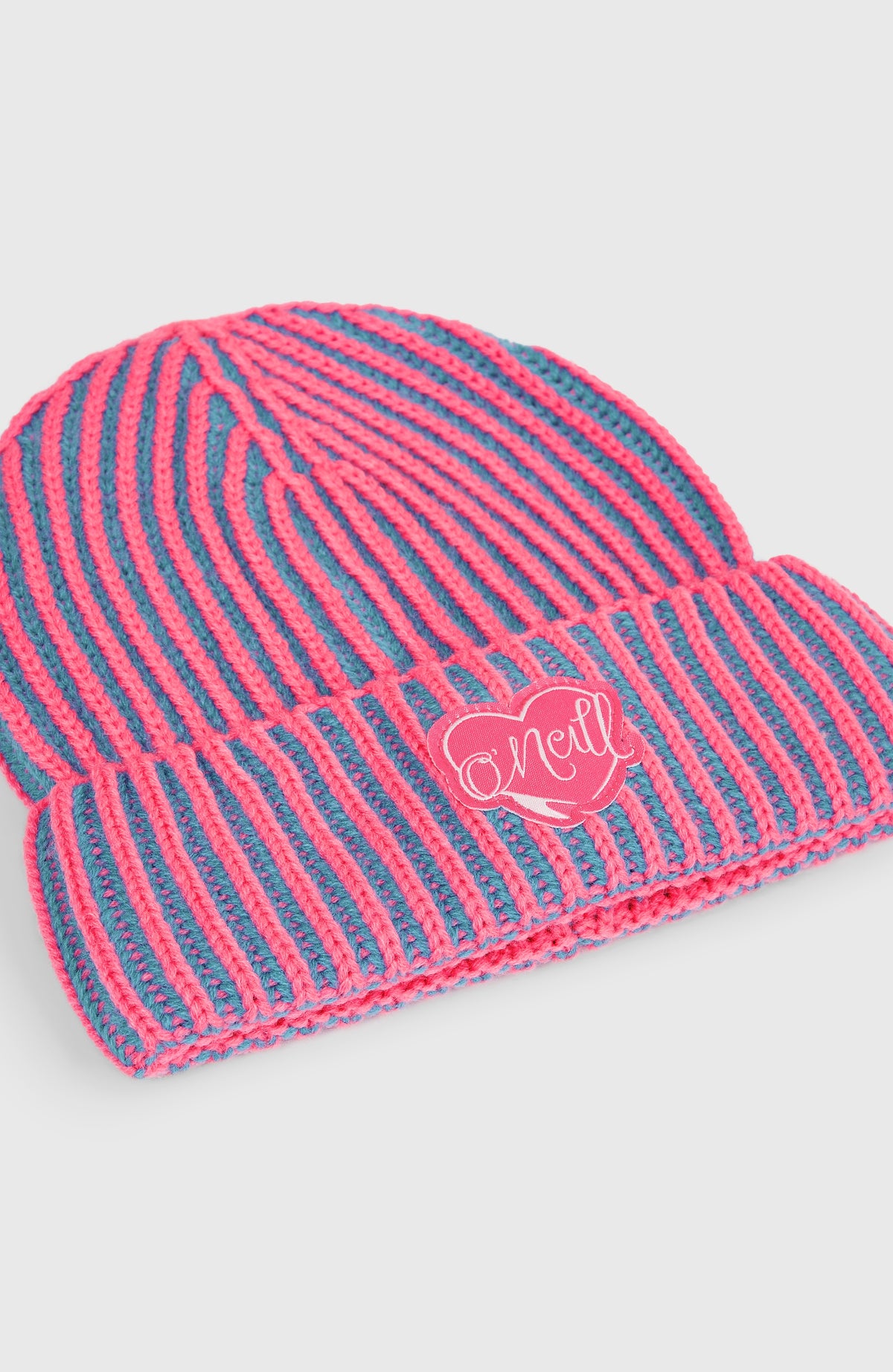 Nahaufnahme der blauen Beanie für Jungen mit Streifenmuster in Pink von schräg oben, Fokus auf den Herz-Patch