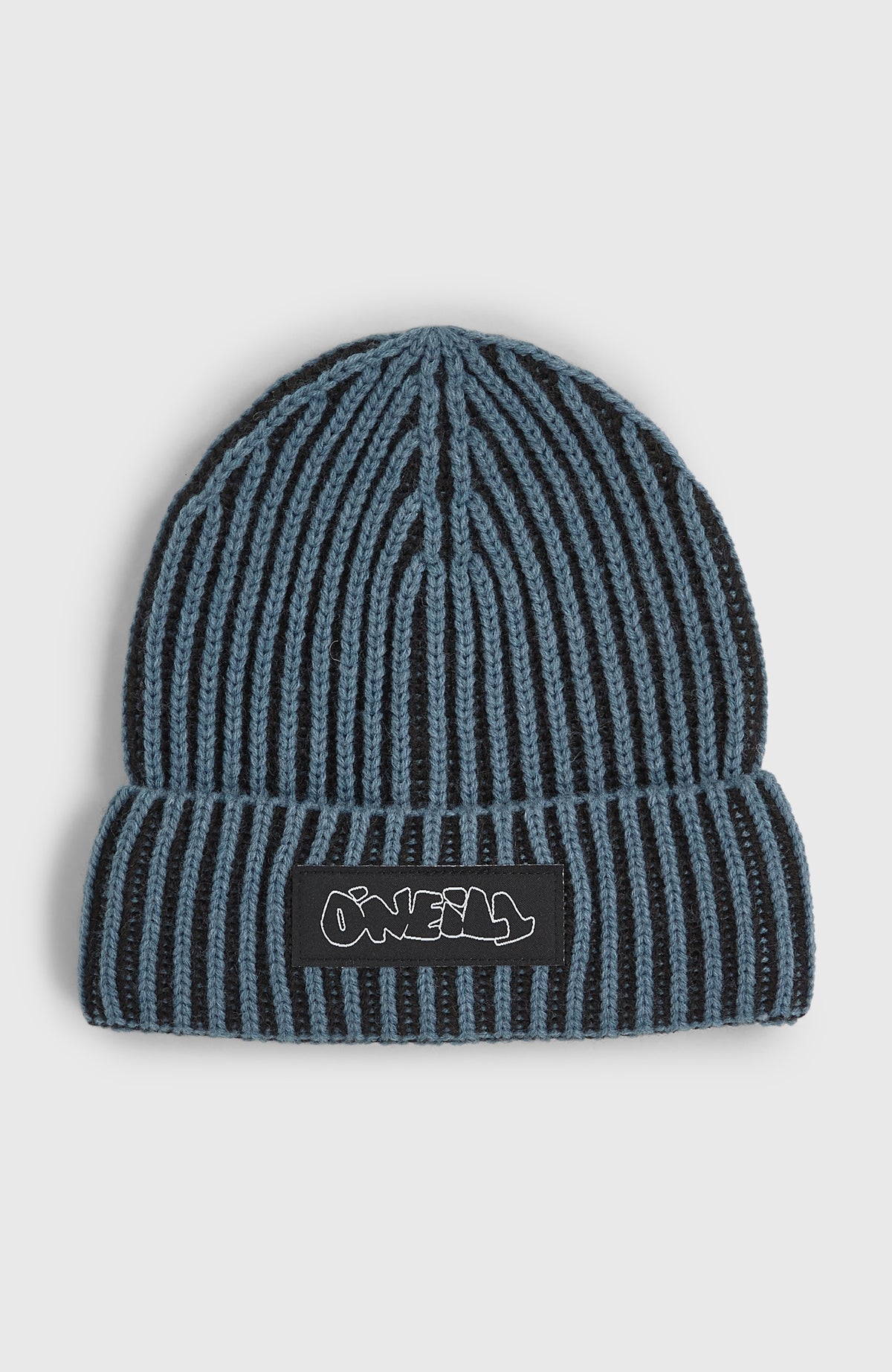 O'Neill Beanie für Jungen, schwarz mit Streifenmuster in Blau, flach liegend von vorne mit Logo-Patch am Umschlag