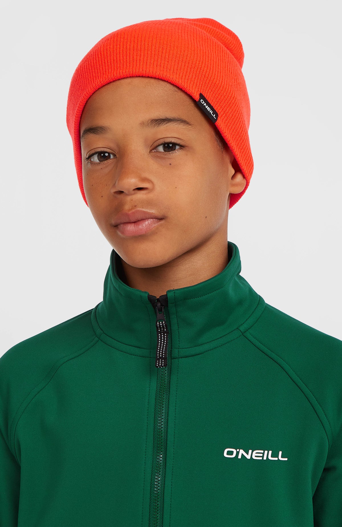 Dolomite Beanie für Jungen, rot, getragen am Model in der Frontalansicht mit Logo-Label