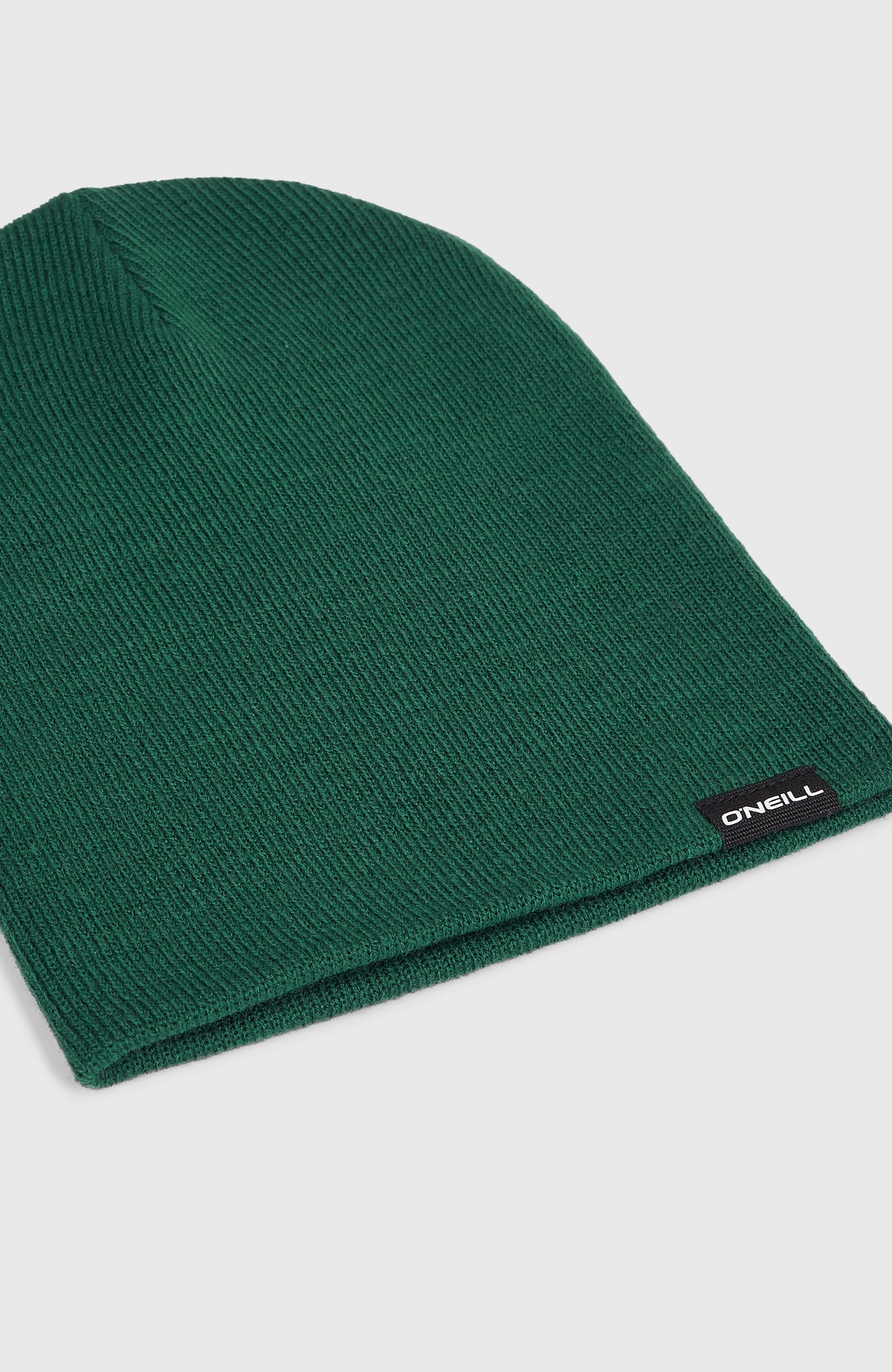 Nahaufnahme der grünen Dolomite Beanie für Jungen, Detailansicht von Saum und kleinem Logo-Etikett