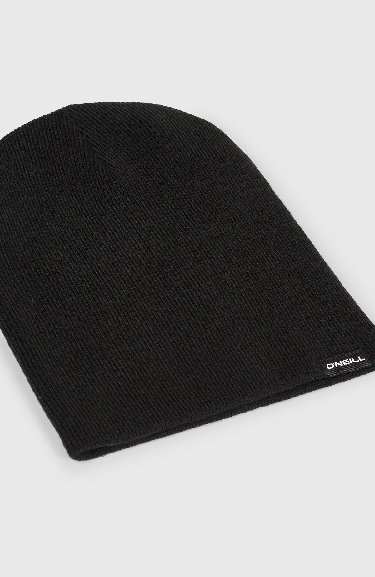 Dolomite Beanie für Jungen, schwarz, Nahaufnahme von schräg oben mit Fokus auf das Logo-Label am Saum