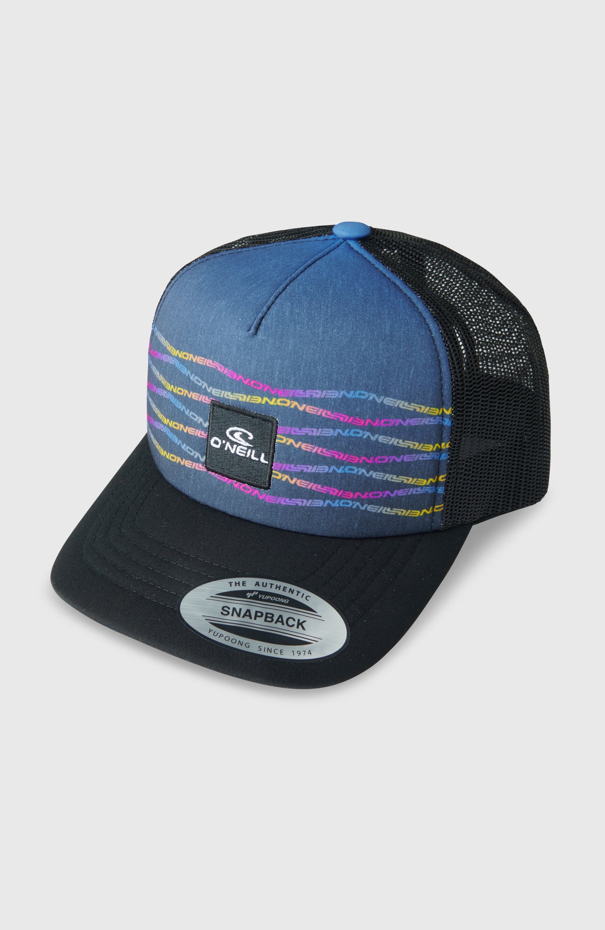 O'Neill Summer Camp Trucker Cap für Jungen, blau mit Logo-Print in Pink und Gelb, freigestellt von vorne