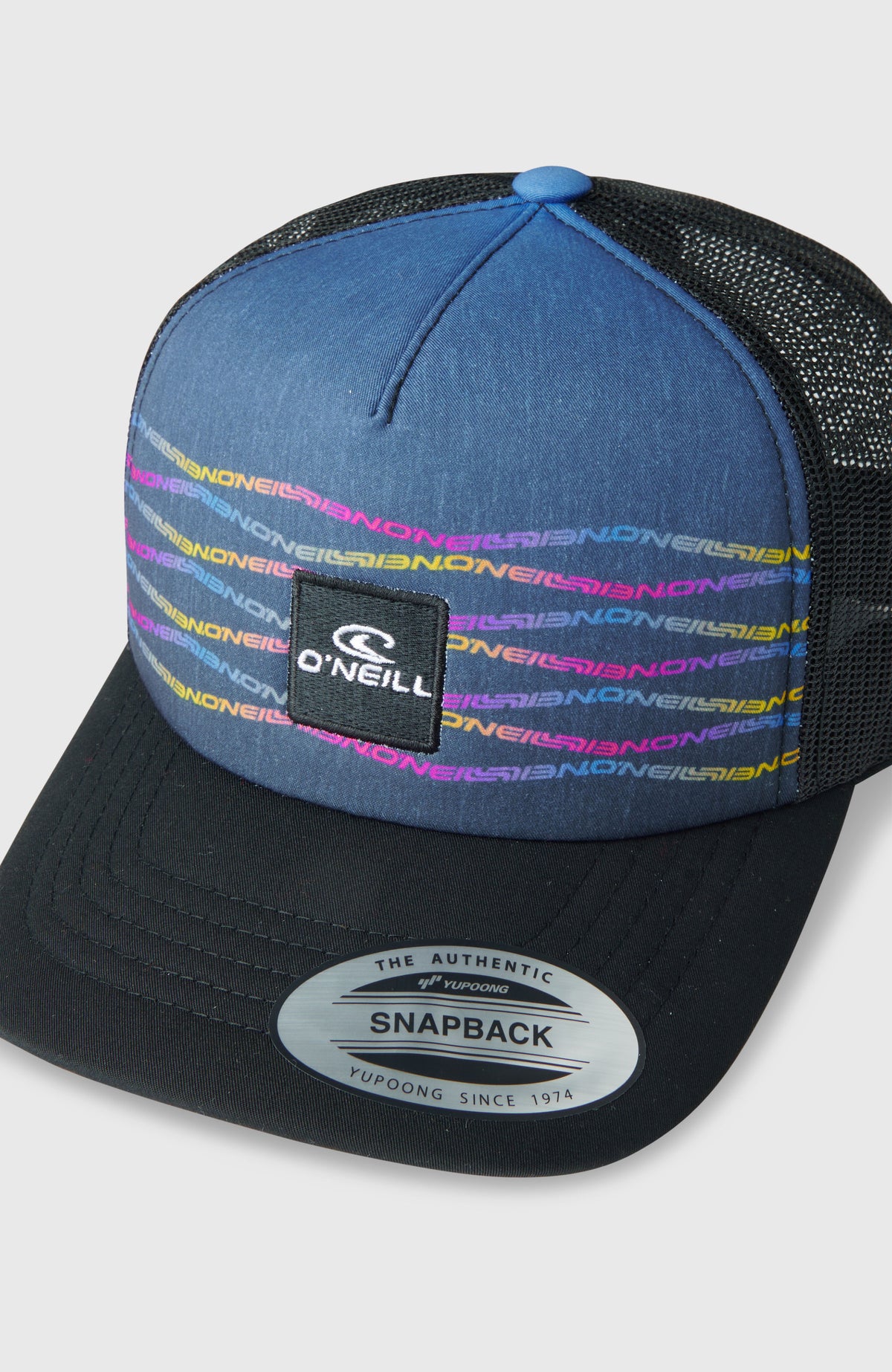 Summer Camp Trucker Cap, blau mit Logo-Print in Pink und Gelb, Nahaufnahme der Front mit Logo-Patch