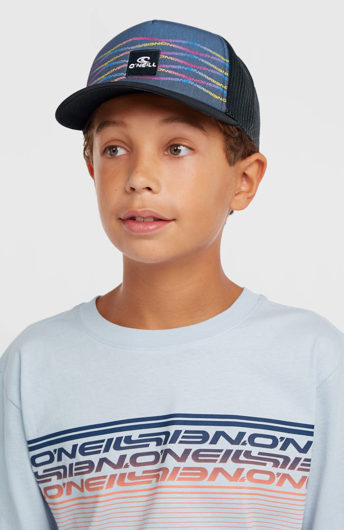 Summer Camp Trucker Cap für Jungen, blau mit Logo-Print in Pink und Gelb, getragen am Model