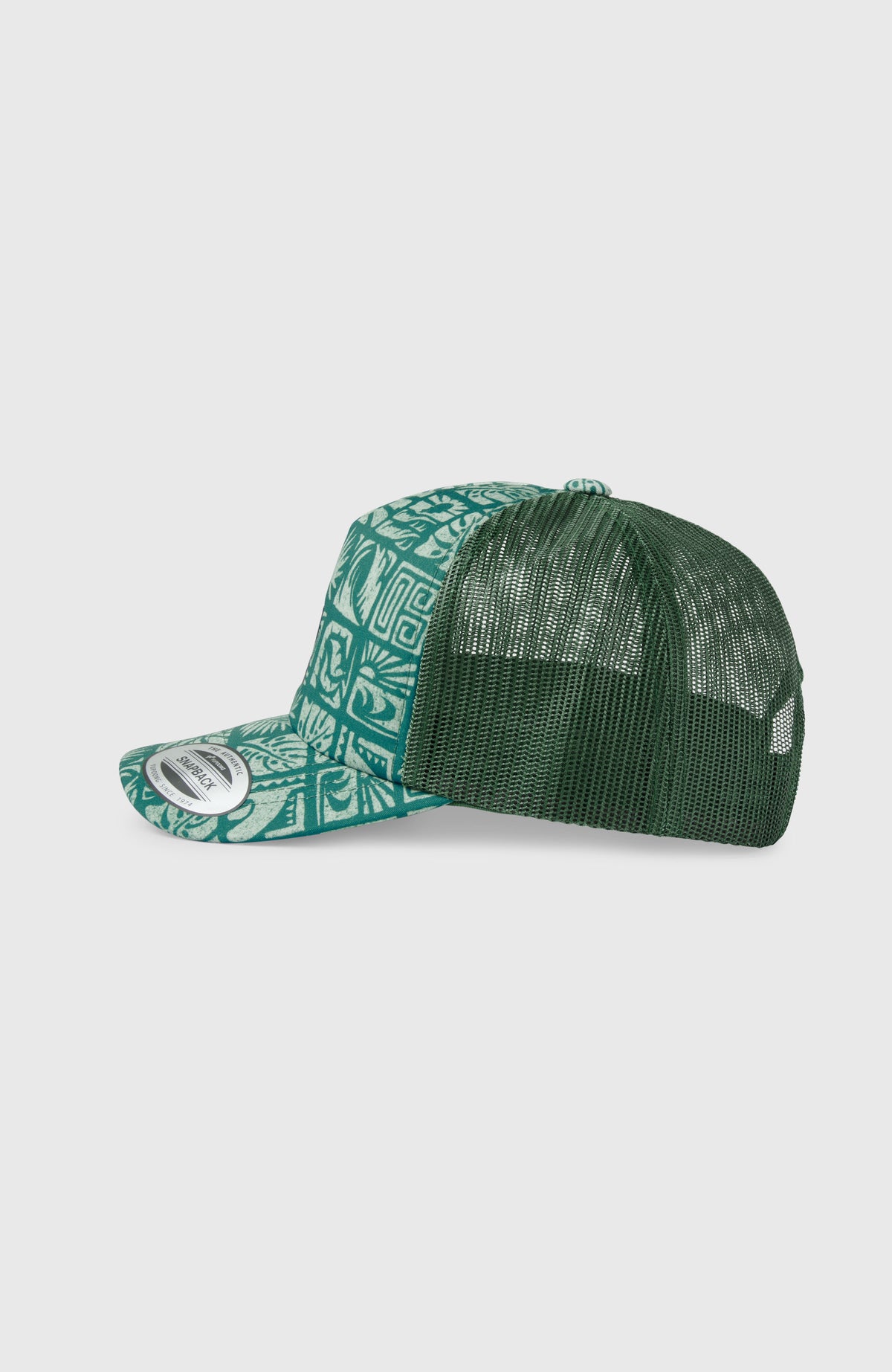 Summer Camp Trucker Cap für Jungen, blau mit Grafikmuster in Weiß, freigestellt von der Seite mit Mesh-Einsatz