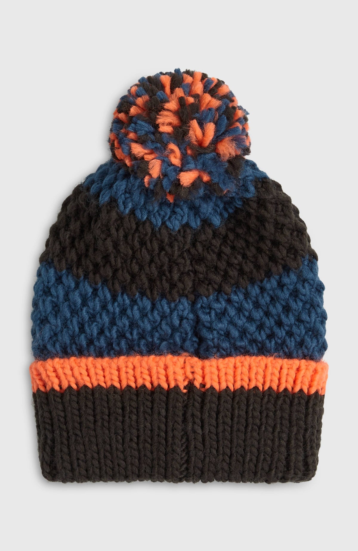 Powder Beanie für Jungen, blau mit Streifenmuster in Schwarz und Orange, freigestellt von hinten mit Bommel