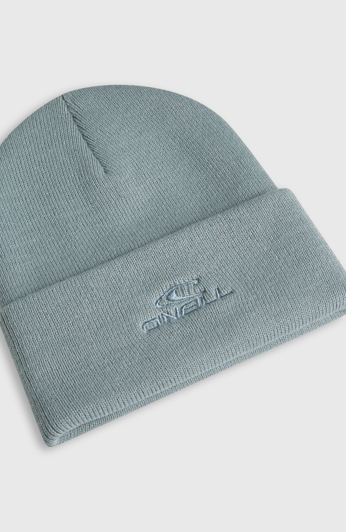 Logo Beanie für Jungen, blau, Nahaufnahme von schräg oben, Umschlag mit Logo-Stickerei