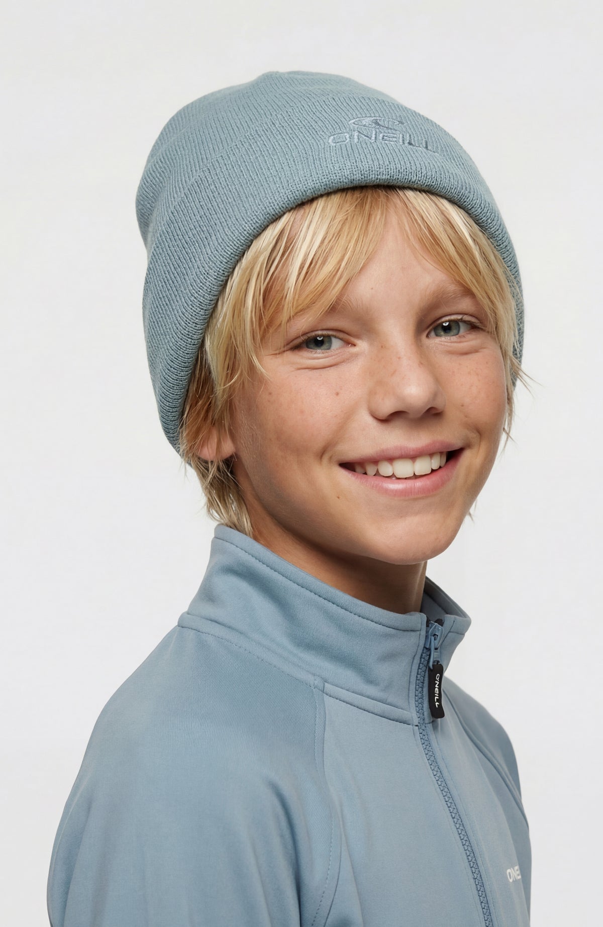 Logo Beanie für Jungen, blau, Vorderansicht, getragen am Model