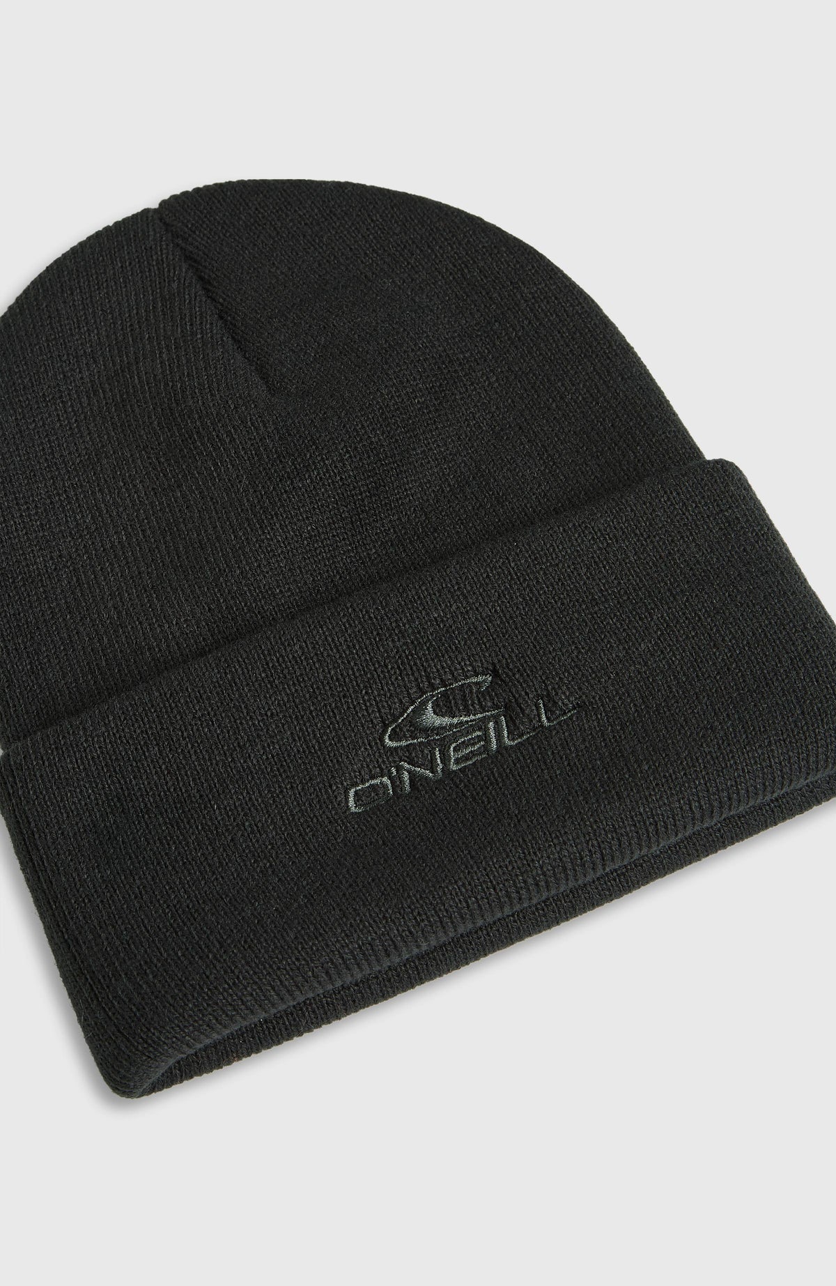 Nahaufnahme der schwarzen Logo Beanie für Jungen, freigestellt von schräg oben mit Logo-Stickerei