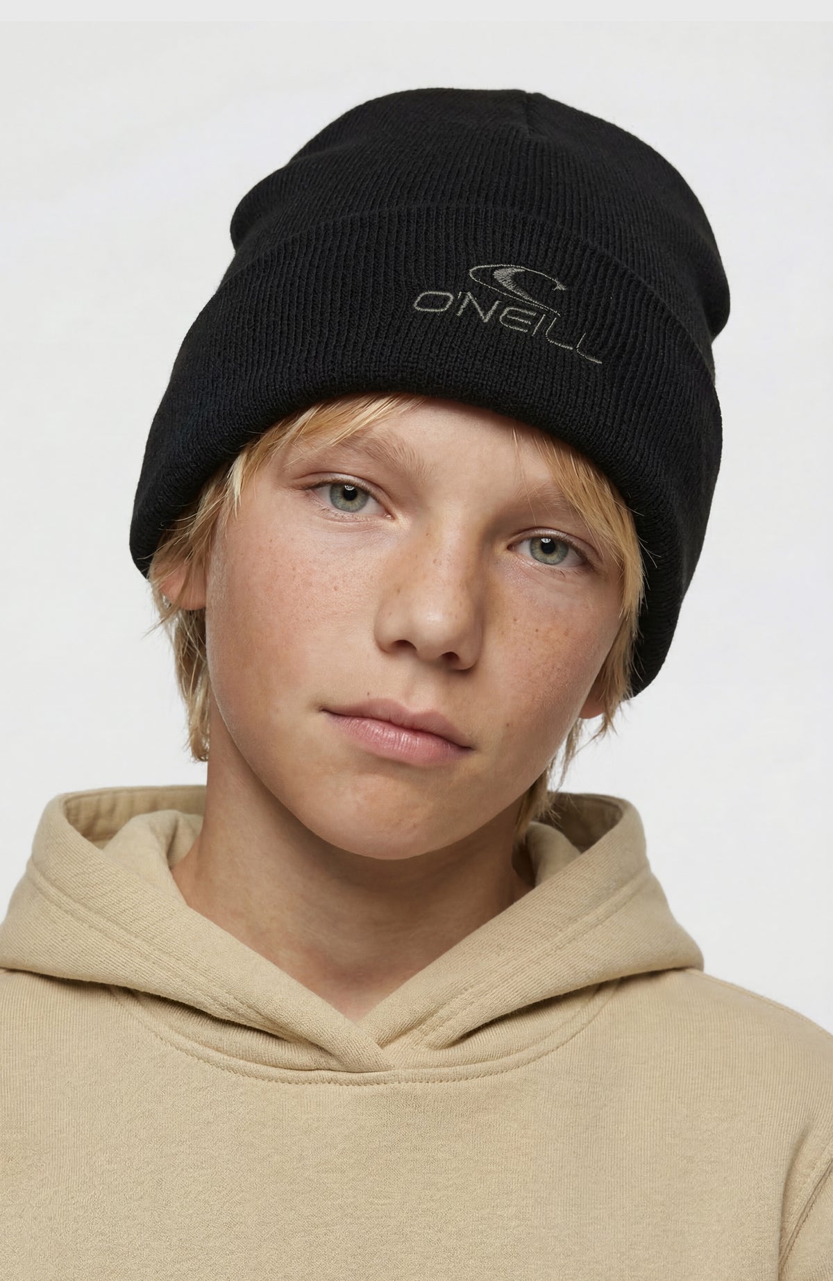 Logo Beanie für Jungen in Schwarz, getragen am Model, Vorderansicht mit breitem Umschlag