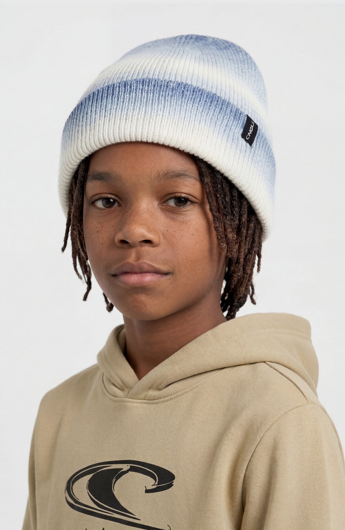 Gradient Beanie für Jungen, blau mit Farbverlauf in Weiß, getragen am Model, Vorderansicht