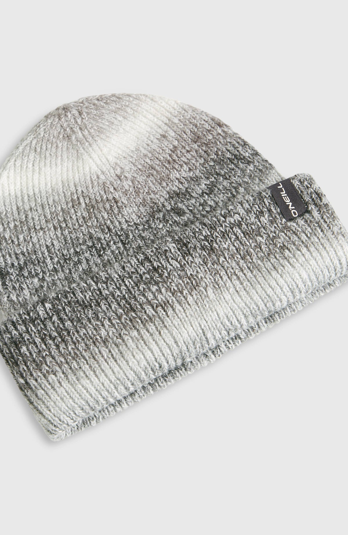 Nahaufnahme der schwarz melierten Gradient Beanie mit Farbverlauf in Weiß und Grau, Logo-Etikett am Saum