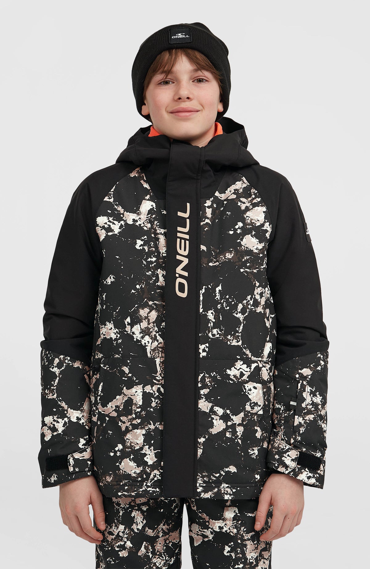 O'Neill FWC'Play Ski- und Snowboardjacke für Jungen, schwarz mit Marmormuster in Beige, Vorderansicht am Model