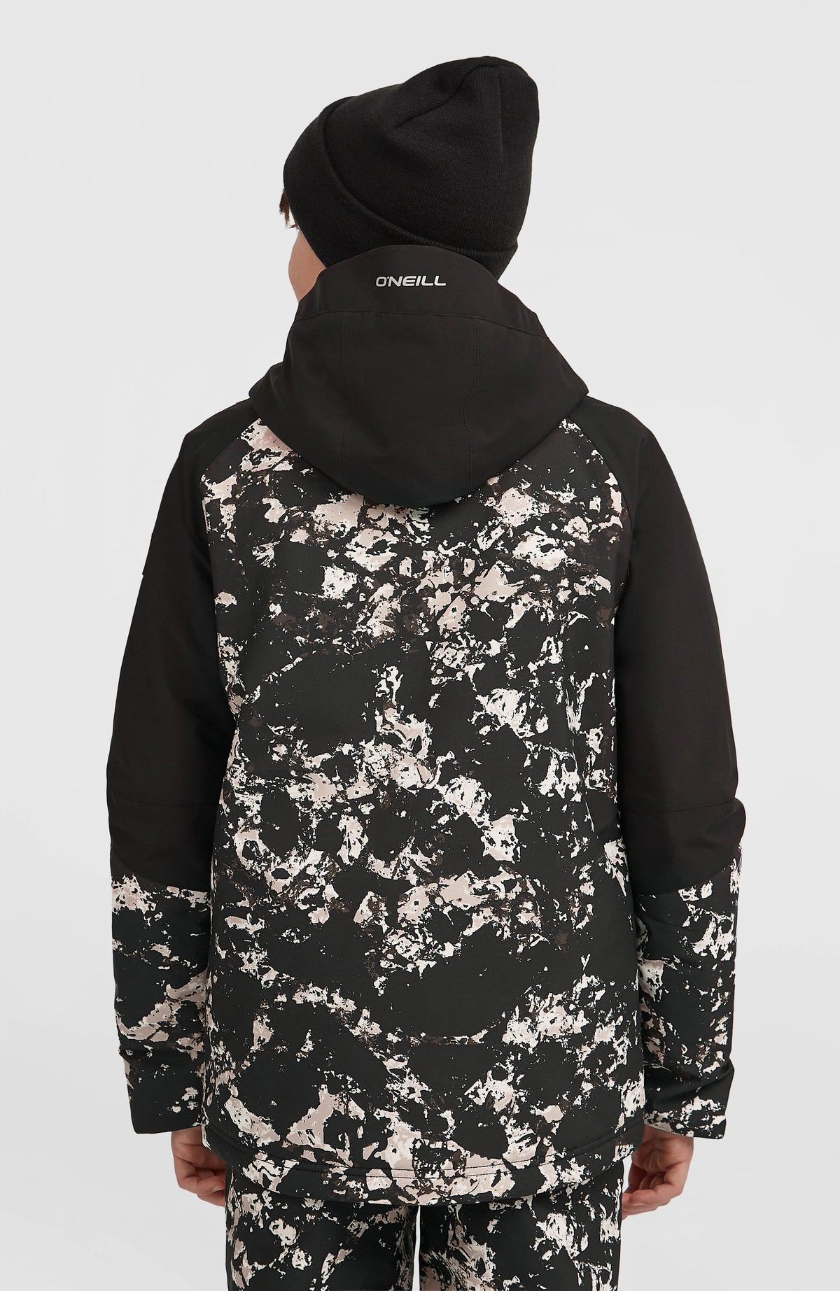 FWC'Play Ski- und Snowboardjacke für Jungen, schwarz mit Marmormuster in Beige, Rückansicht am Model mit Kapuze
