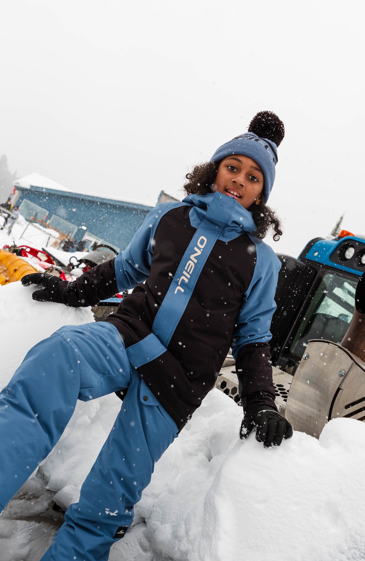 FWC'Play Ski- und Snowboardjacke für Jungen, blau, getragen am Model im Schnee