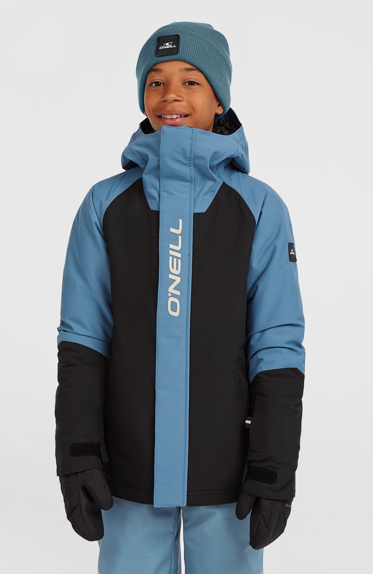 O'Neill FWC'Play Ski- und Snowboardjacke für Jungen, blau, Vorderansicht am Model mit hochgeschlossenem Kragen