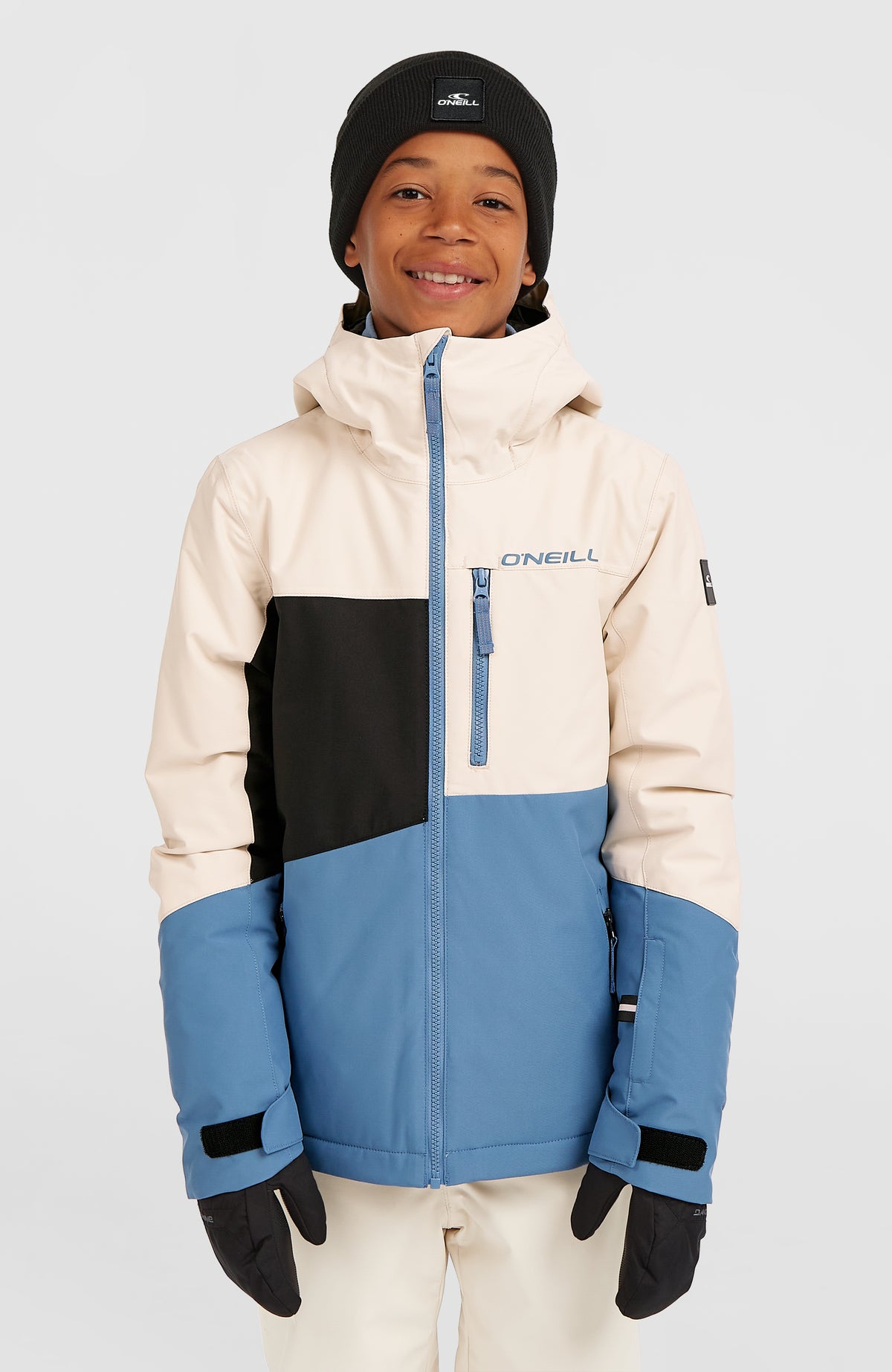 O'Neill FWC'Cruz Triple Skijacke für Jungen in Beige-Mix, am Model von vorne mit Kapuze und Reißverschluss