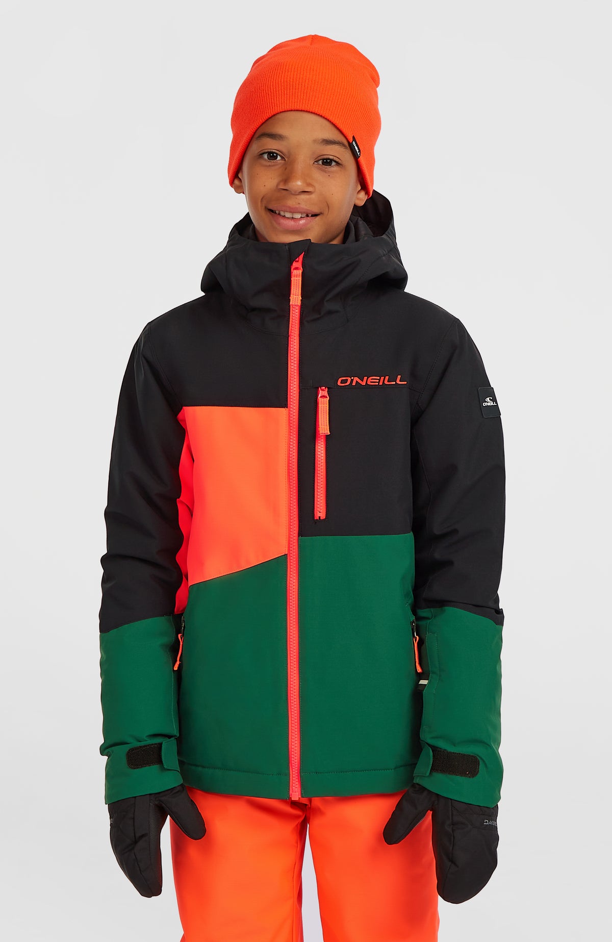 O'Neill FWC'Cruz Triple Skijacke für Jungen, schwarz, Vorderansicht am Model mit Reißverschluss und Kapuze