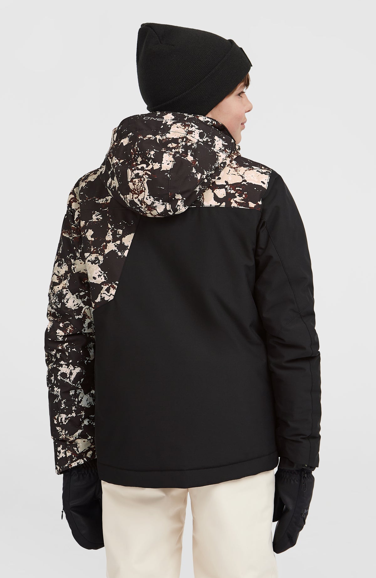 FWC'Cruz Block Skijacke für Jungen, schwarz mit Muster in Beige, Rückansicht am Model mit gemusterter Kapuze