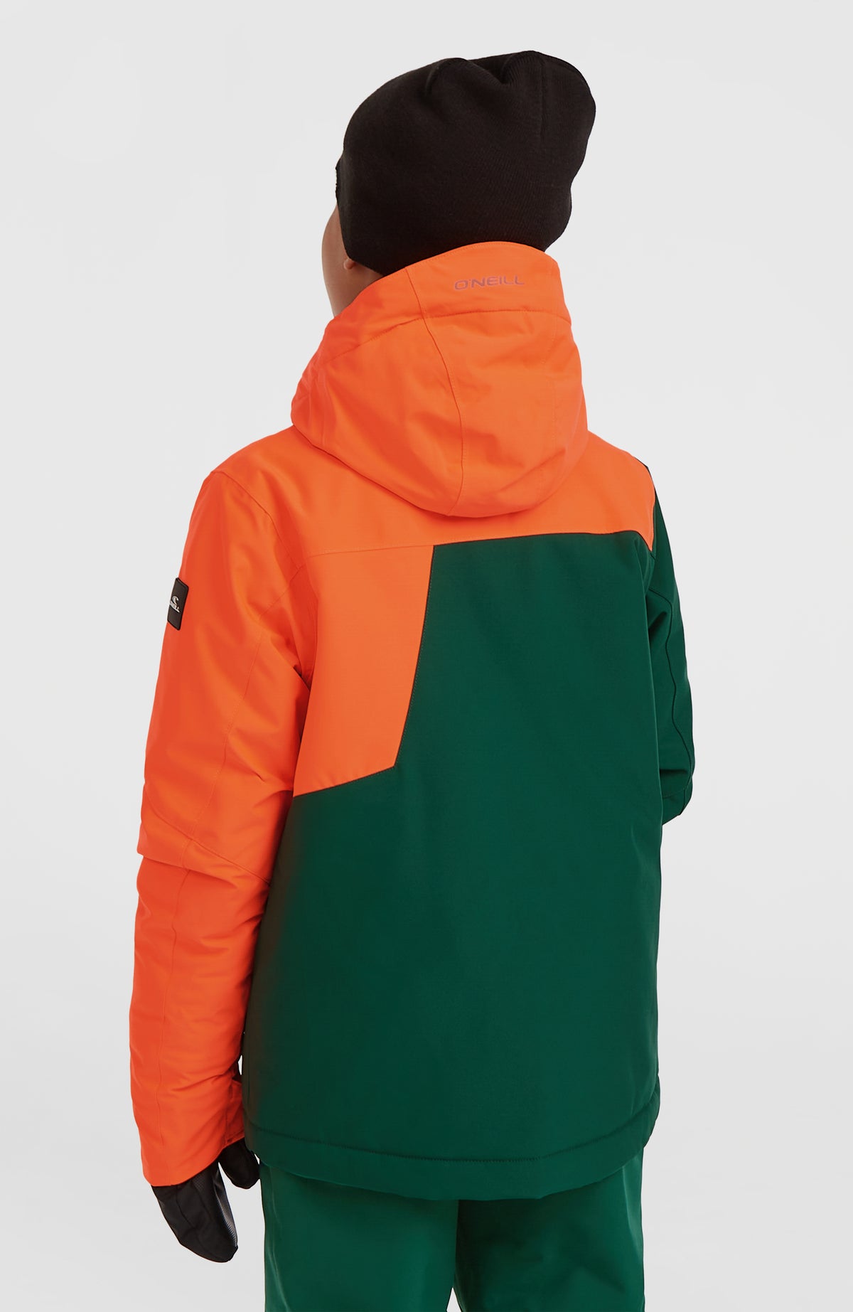FWC'Cruz Block Skijacke für Jungen in Rot-Mix, Rückansicht am Model mit Kapuze und zweifarbigem Design