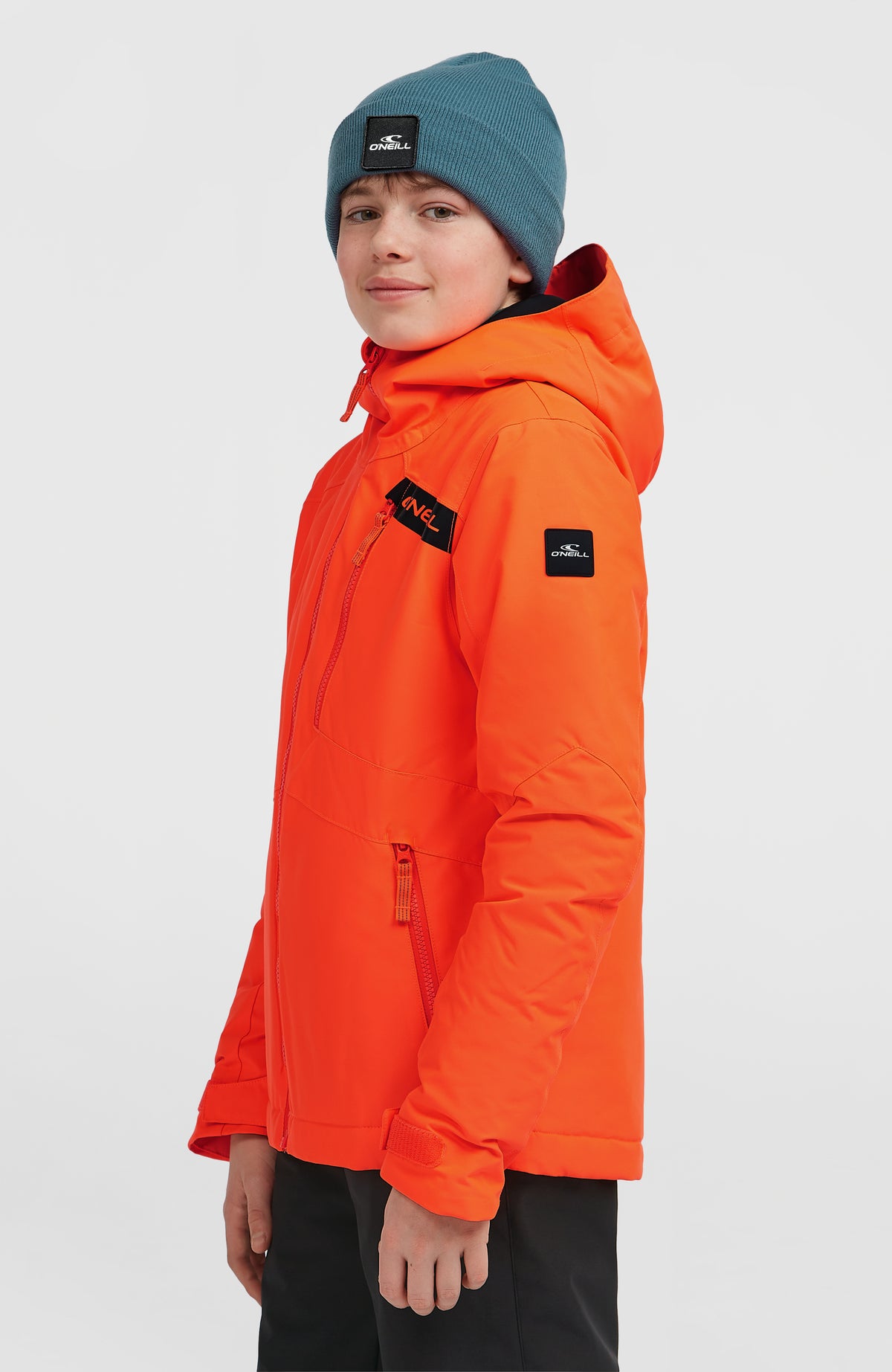 FWC'Cruz Skijacke für Jungen, rot, Seitenansicht am Model mit Logo-Patch am Ärmel