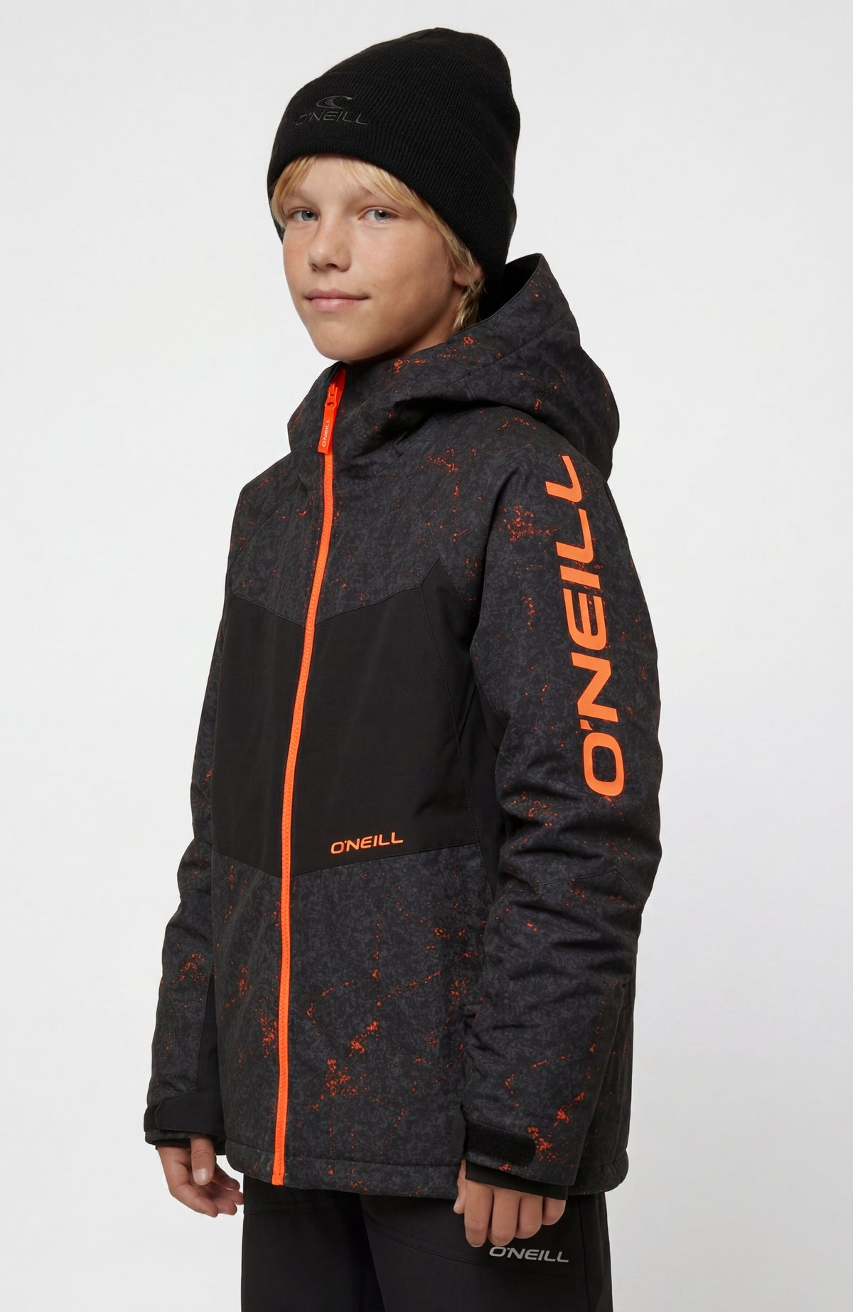 O'Neill FWC'Cruz Mean Machine Skijacke für Jungen, schwarz mit Sprenkelmuster in Orange, am Model von der Seite