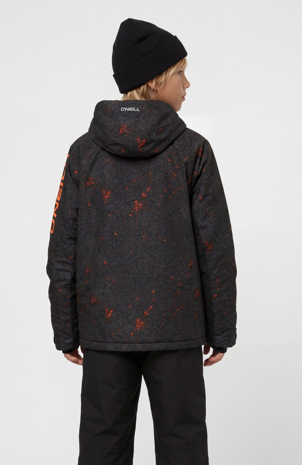 FWC'Cruz Mean Machine Skijacke für Jungen, schwarz mit Sprenkelmuster in Orange, Rückansicht am Model mit Kapuze
