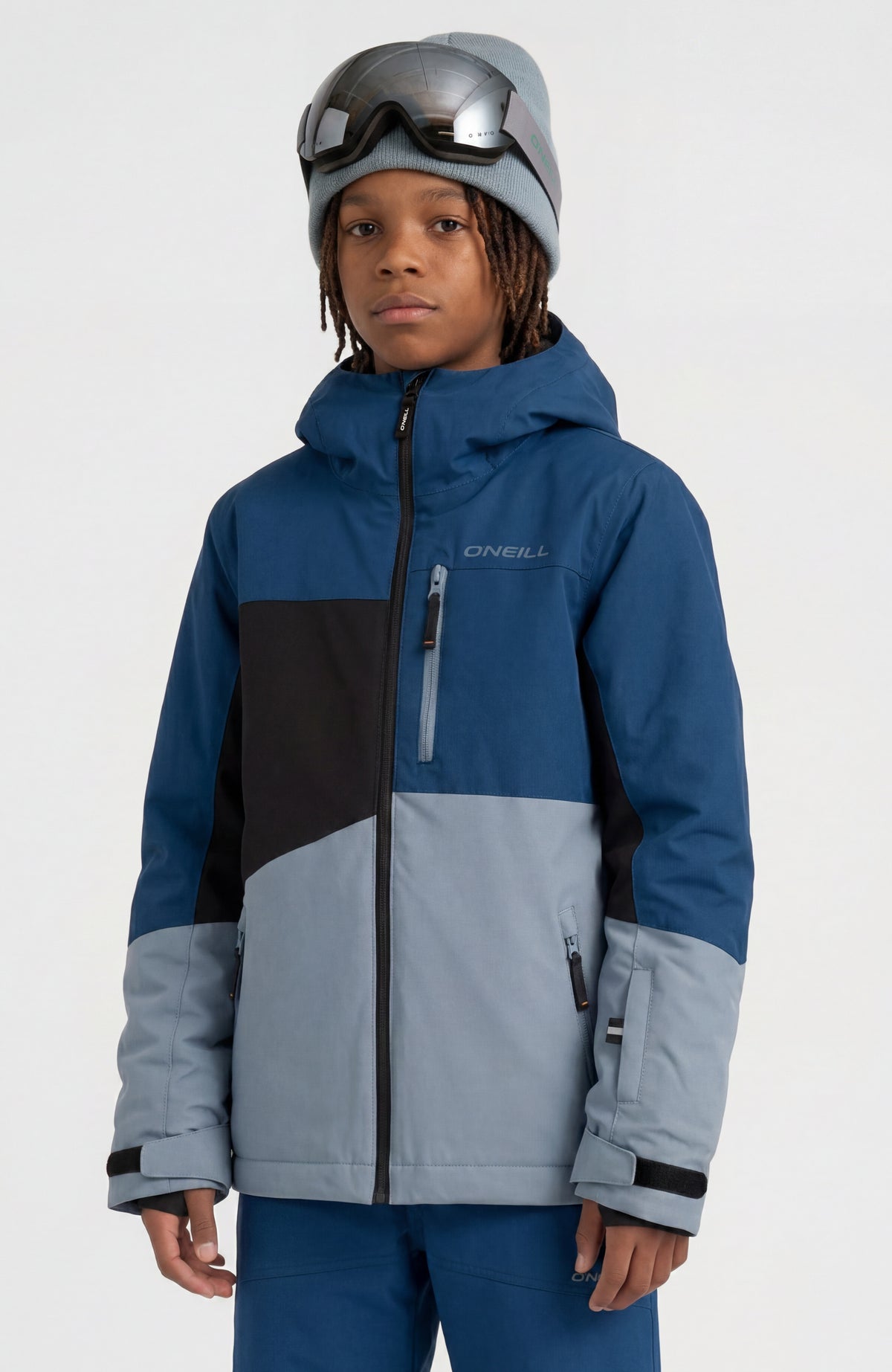 O'Neill FWC'Cruz Triple Skijacke für Jungen, blau, getragen am Model, Vorderansicht mit Kapuze und Brusttasche