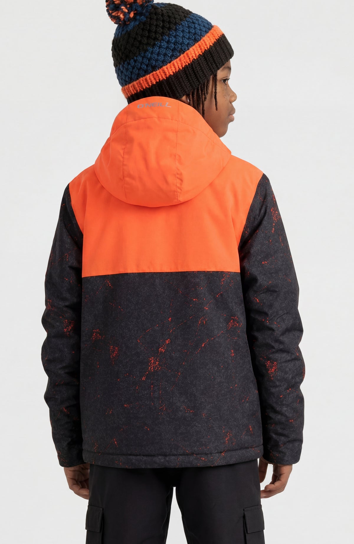 FWC'Cruz Break Point Skijacke für Jungen, schwarz mit Marmormuster in Orange, Rückansicht am Model mit Kapuze
